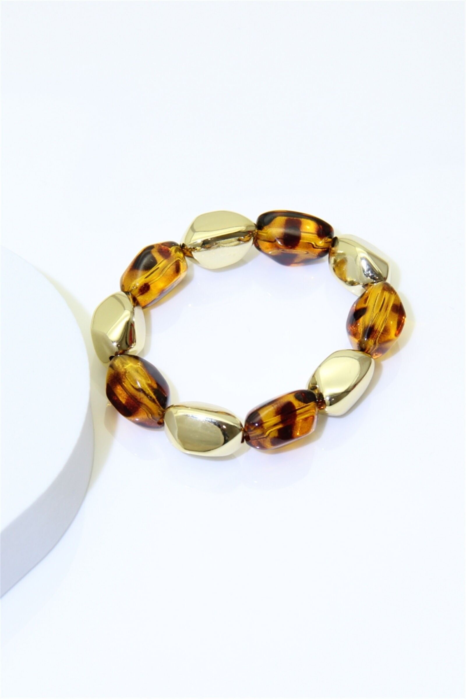 Pulsera elástica de resina marrón – Efecto ámbar y cuentas doradas