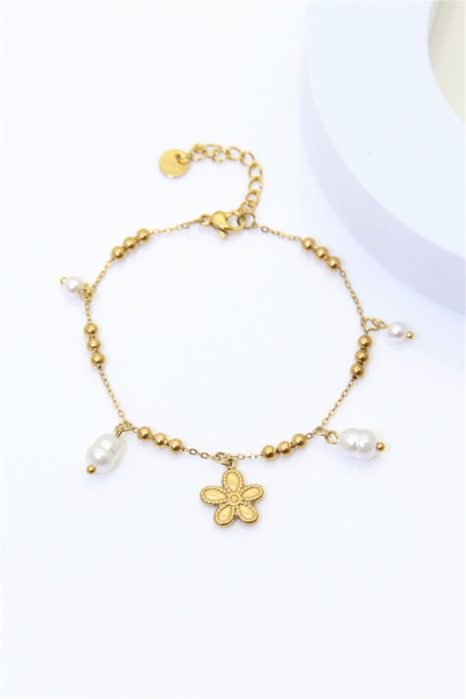 Gold-tone stainless steel flower bracelet – Decorative beads and pearls