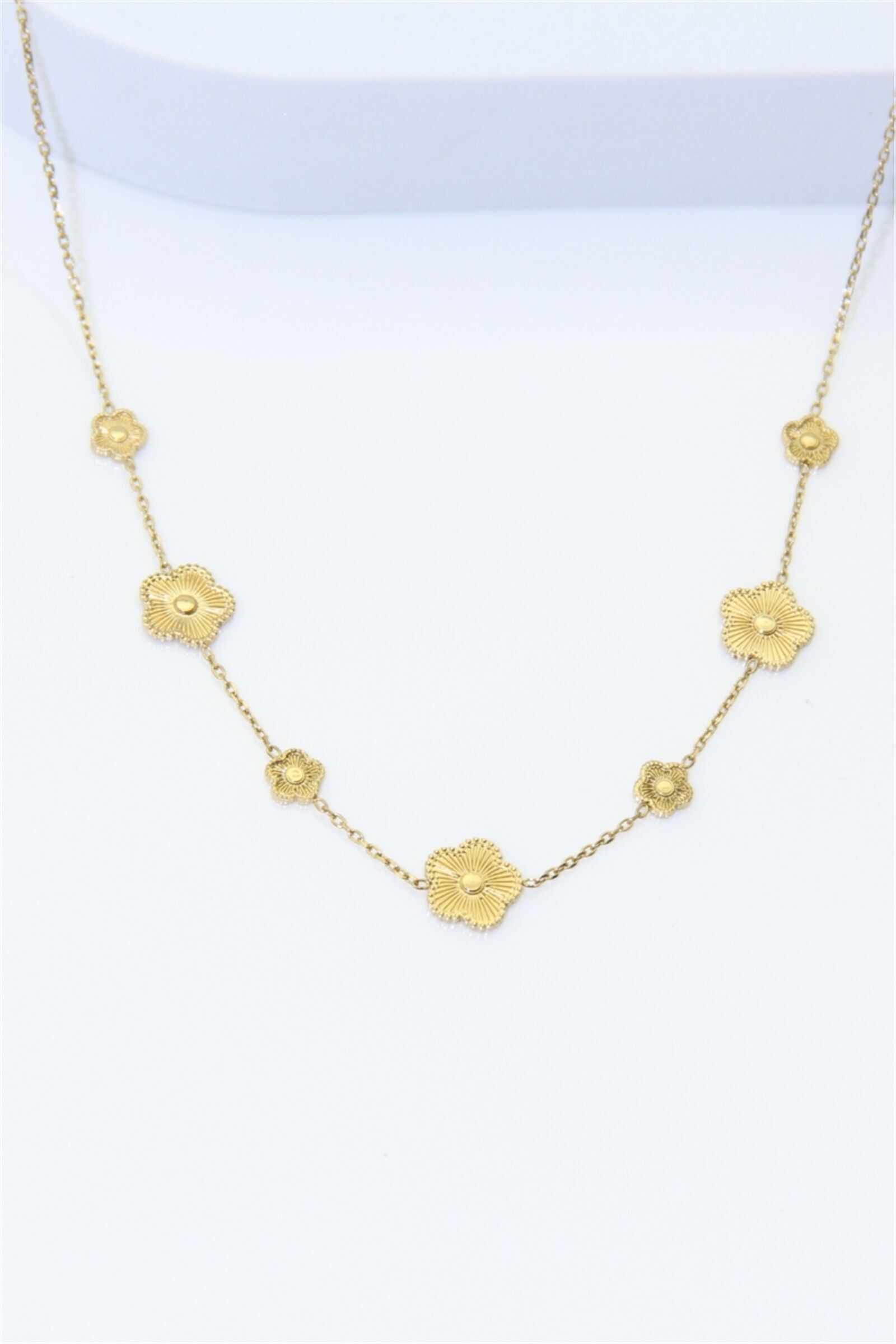 Collar de flores de acero inoxidable en tono dorado: elegante collar de cadena fina