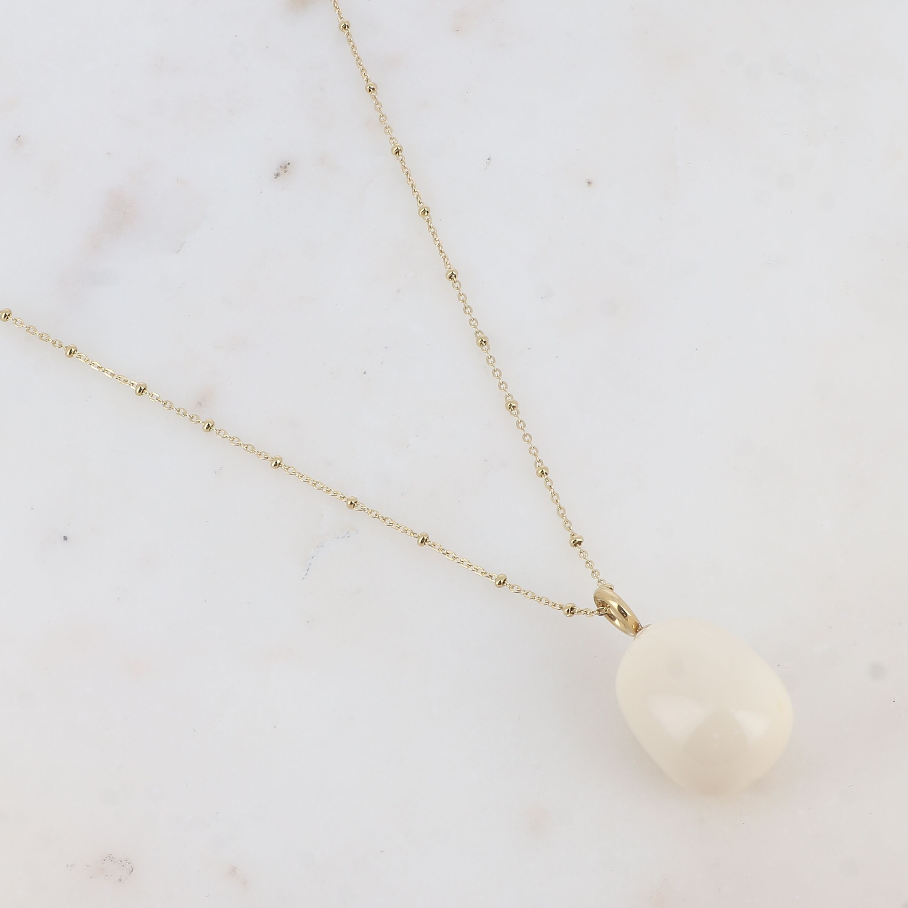 Necklace with geometric resin pendant