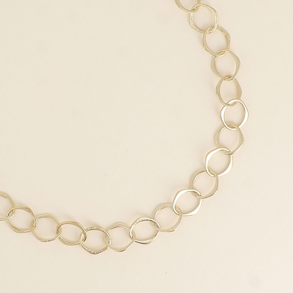 Halskette – eine Kette mit großen ovalen Ringen und einer gebürsteten, matten Oberfläche