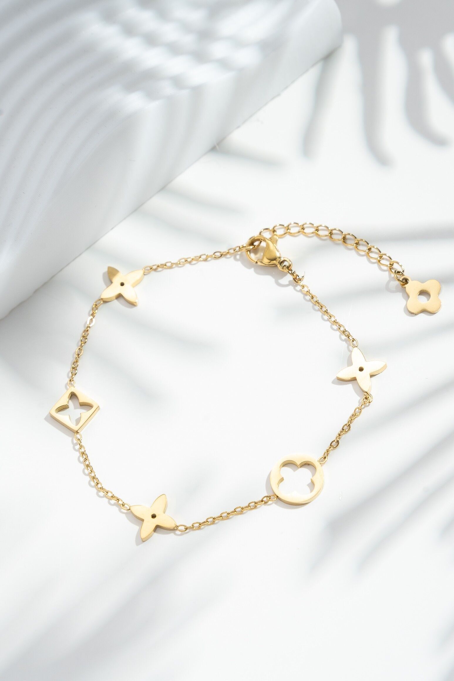 Gold-tone bracelet with openwork floral charms in stainless steel