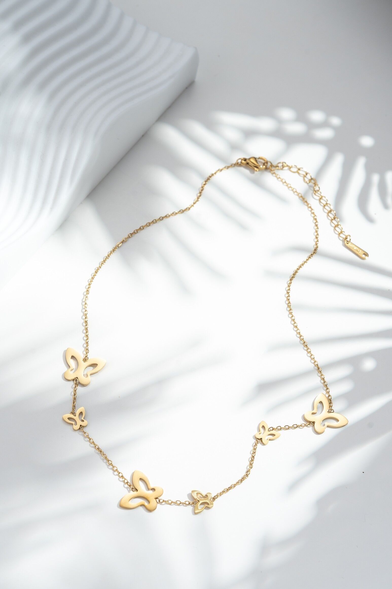 Schmetterlingskette aus Edelstahl mit zartem, luftigem Anhänger