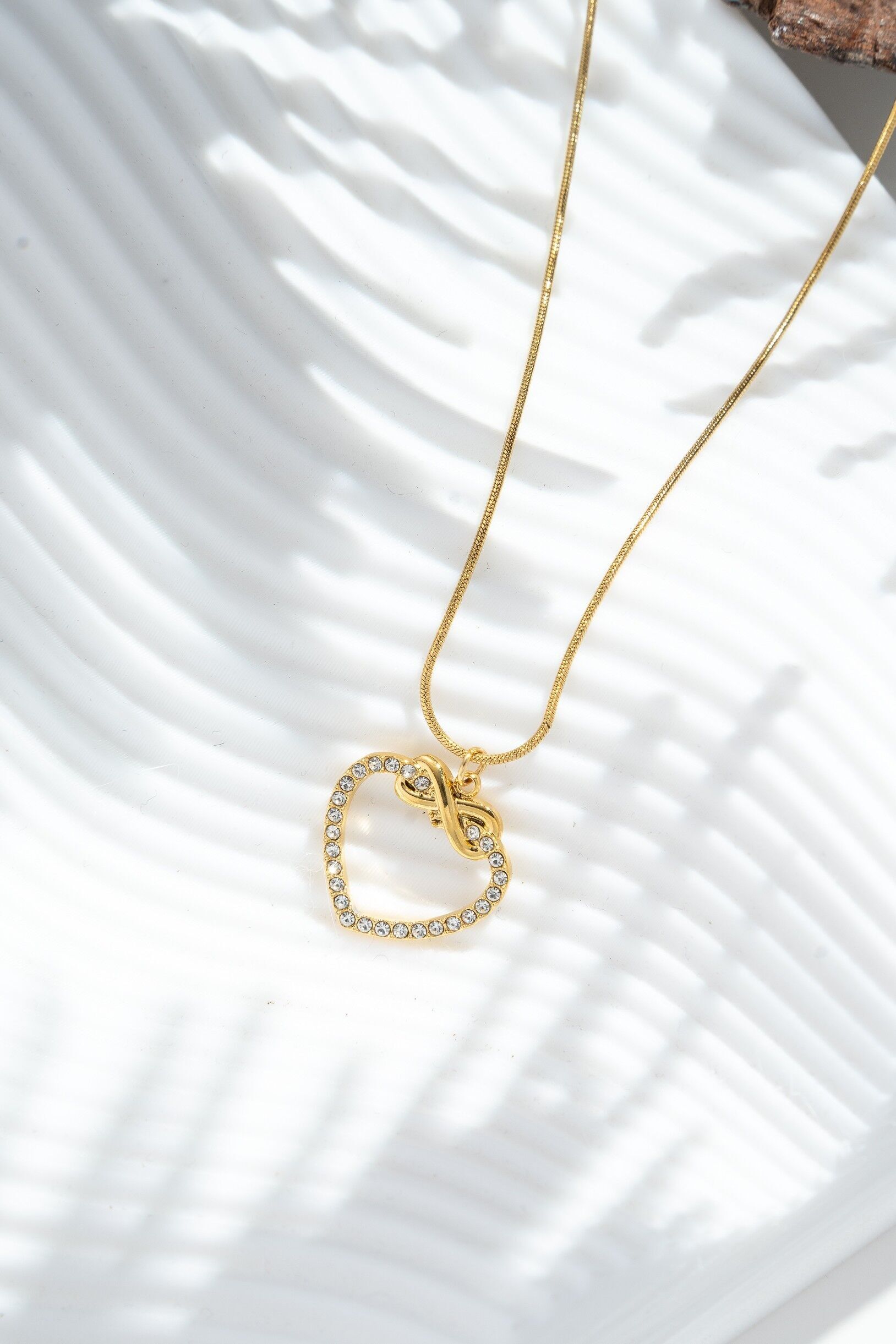 Unendlichkeitsherz-Halskette aus Edelstahl mit funkelnden Strasssteinen