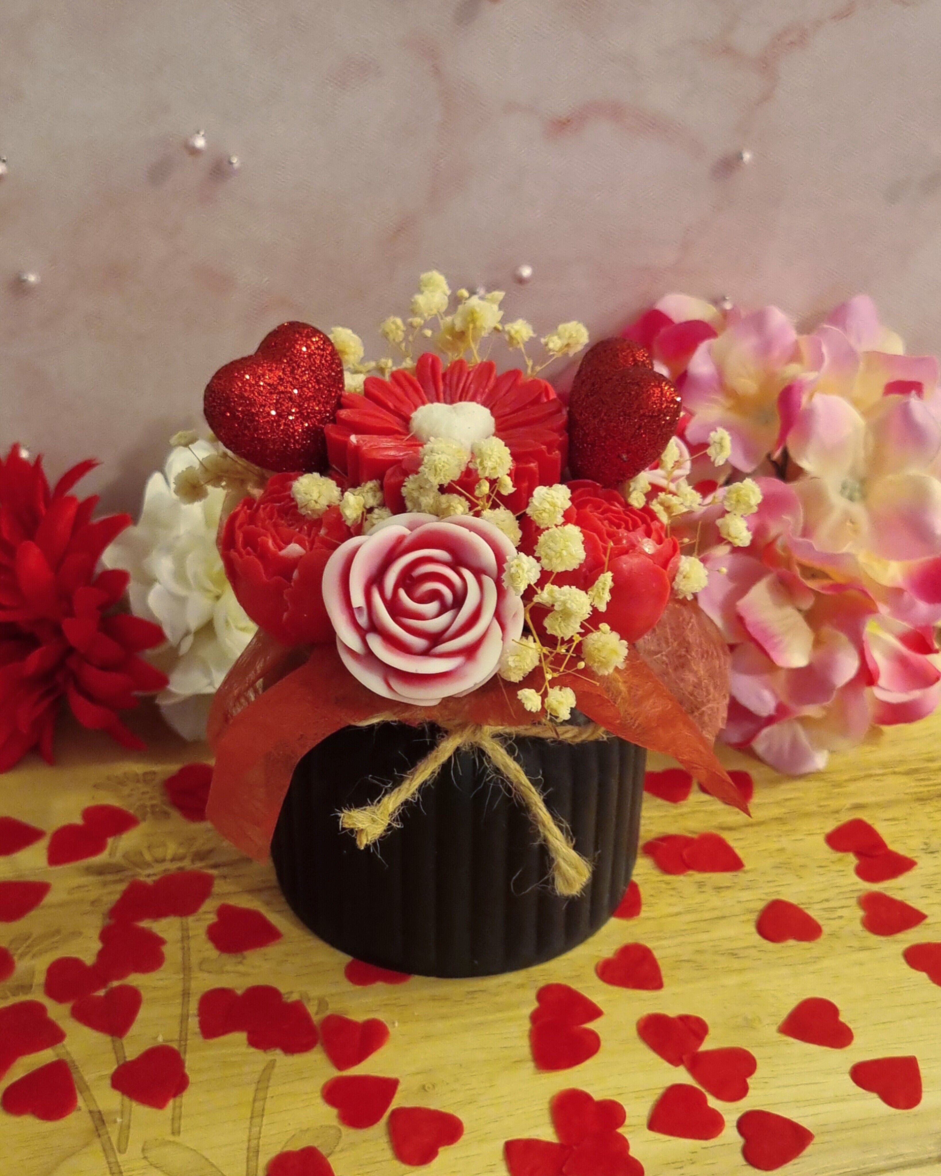 Valentinstags-Blumenstrauß mit Walderdbeerduft