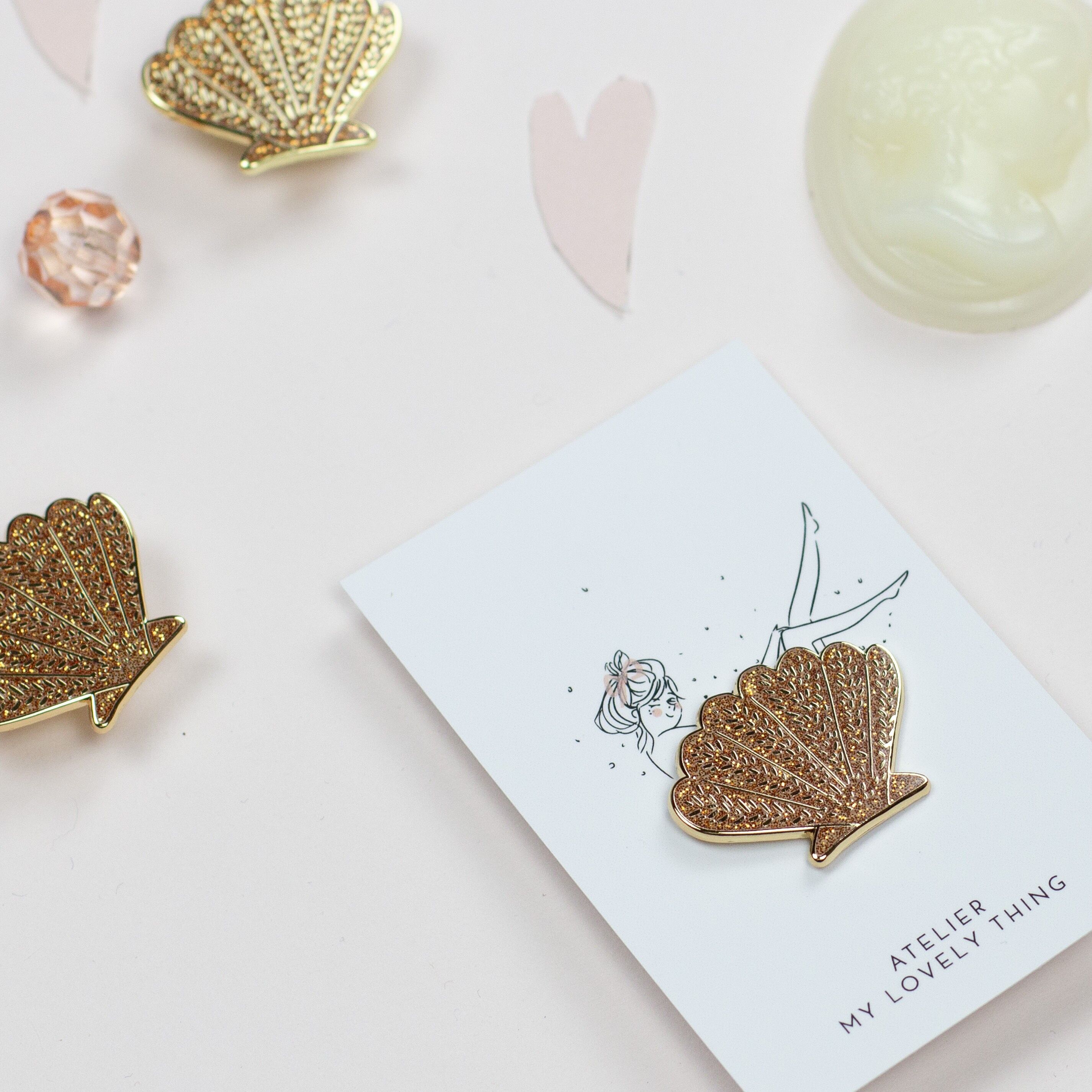 Spilla a forma di conchiglia dorata scintillante