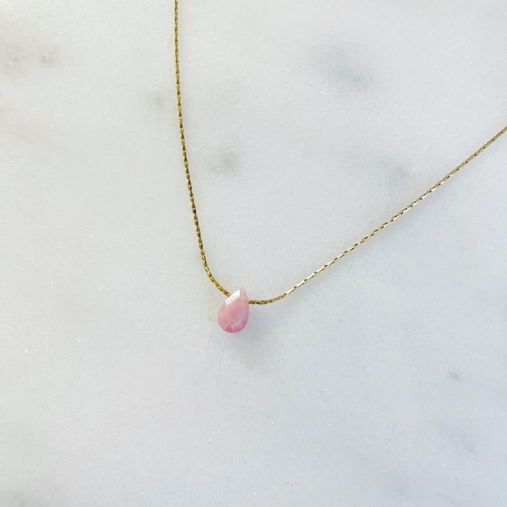 Ainhoa-Halskette – Damenhalskette mit einem Halbedelstein in Form eines Tropfens: Erdbeerquarz.
