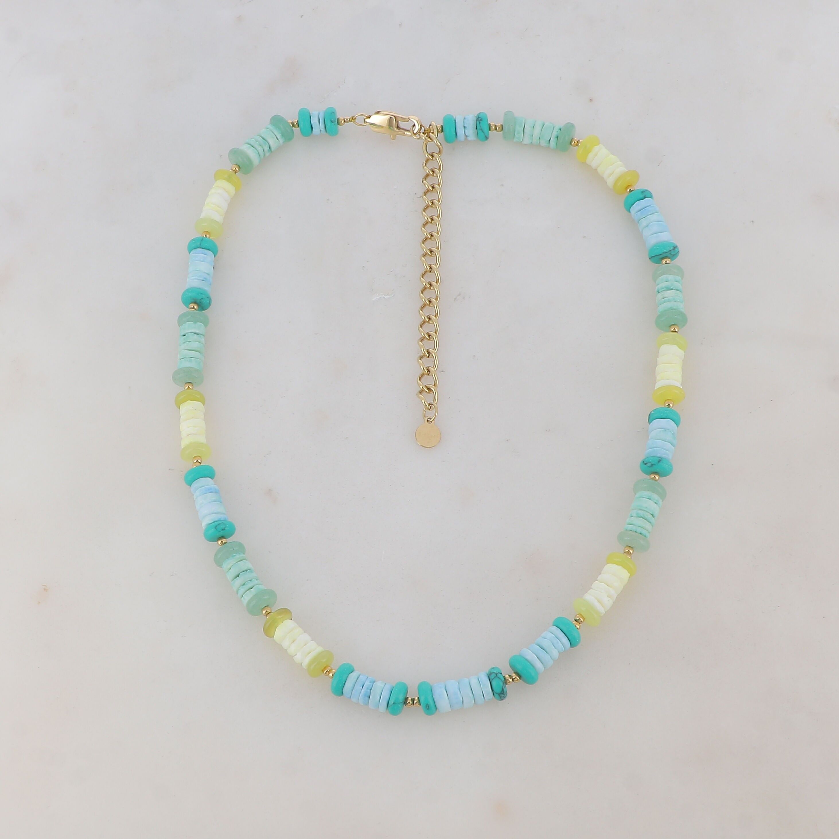 Halskette mit Natursteinen und Muscheln