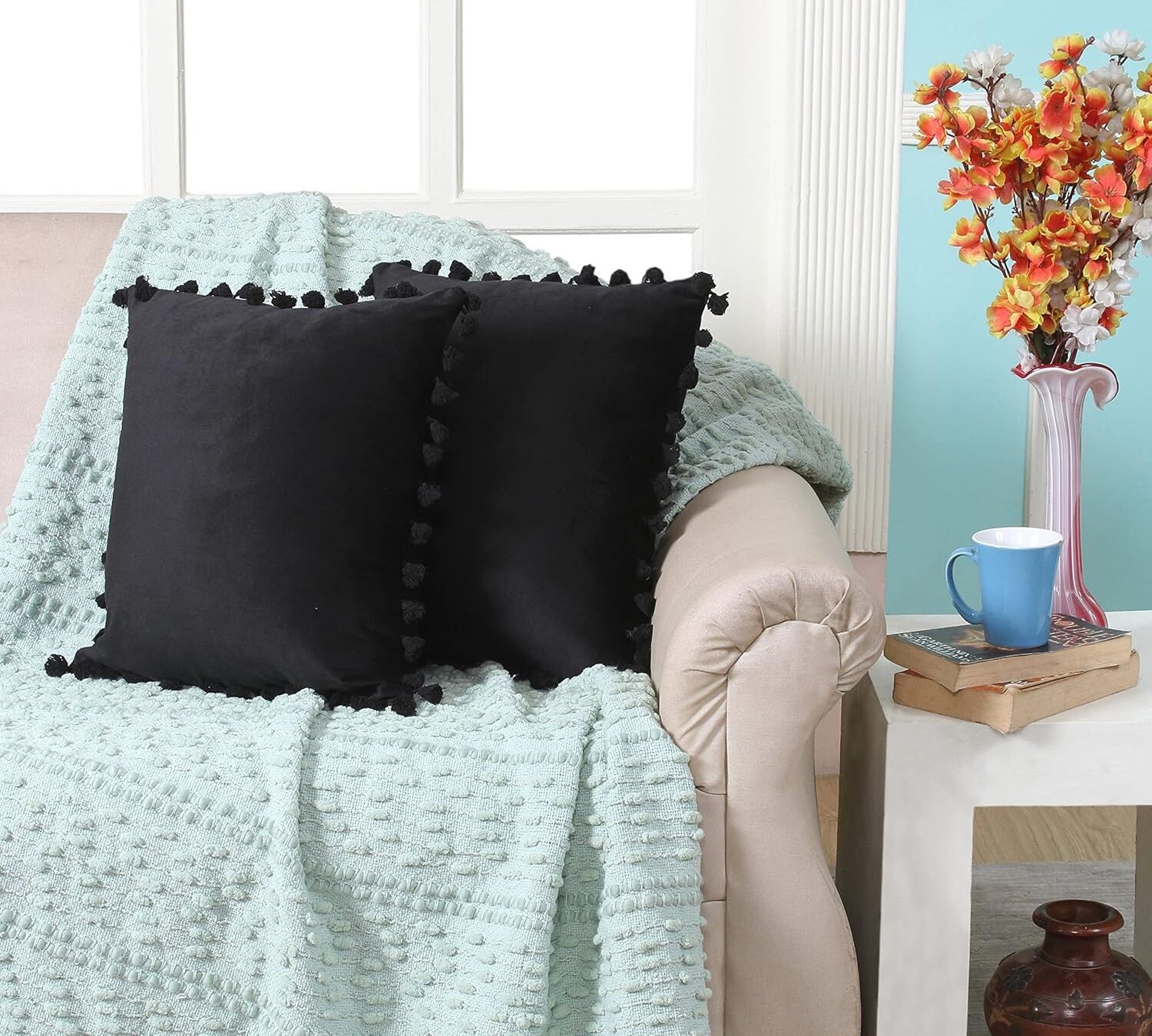 Housses de coussin décoratives Umi en velours noir à franges et pompons, 30 x 30 cm (lot de 2) | Coussin décoratif pour canapé et décoration intérieure