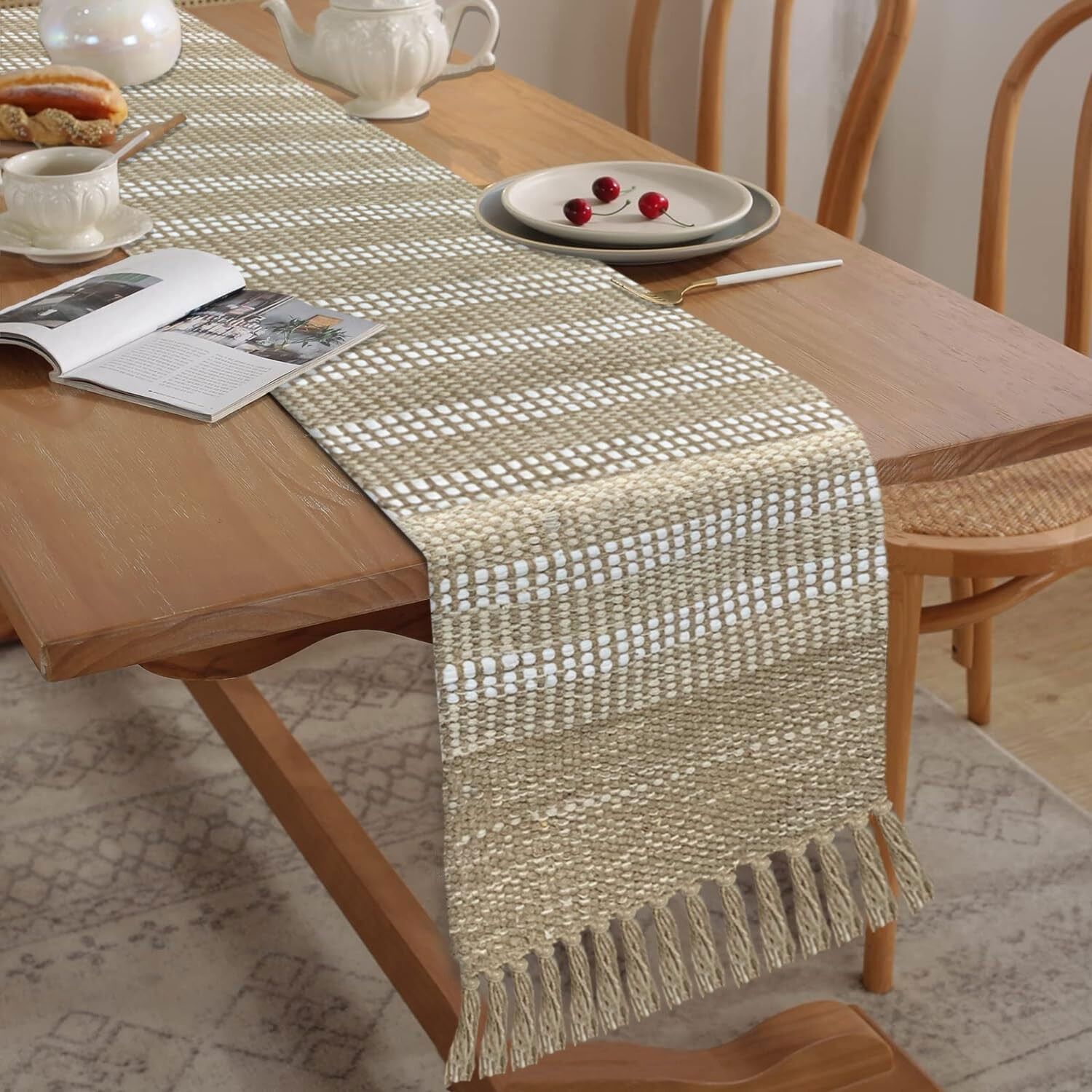 Chemin de table élégant et luxueux, beige et blanc, à rayures et pompons tissés - Mélange coton et jute 33 x 183 cm | Décoration de table, style champêtre