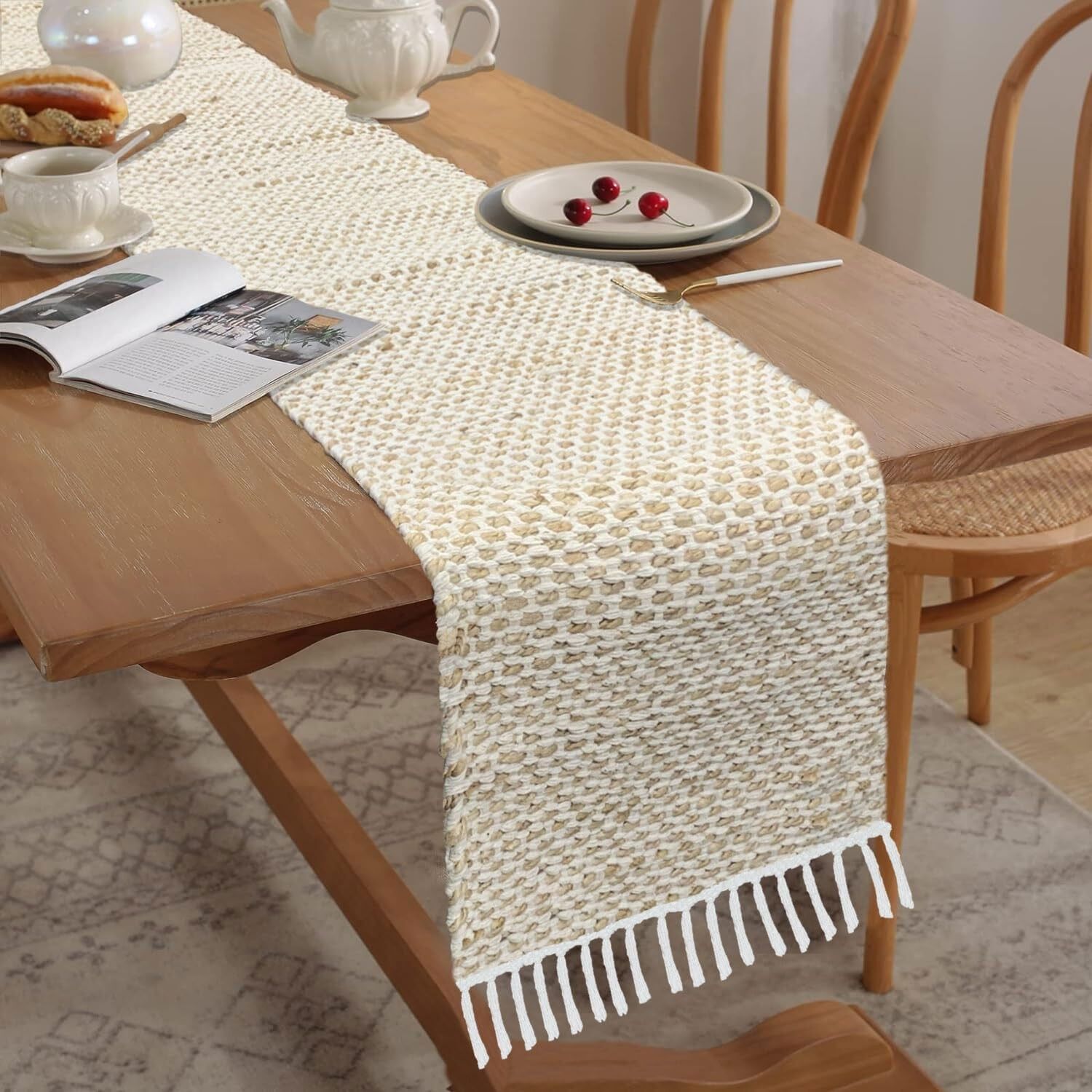 Chemin de table élégant beige et blanc tissé avec pompons, en coton et jute, 33 x 188 cm | Décoration de table, cuisine