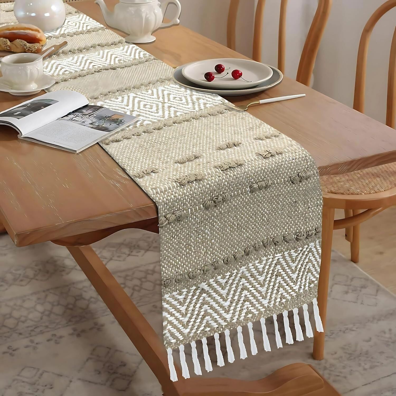 Chemin de table élégant en tissu zigzag, beige à pompons blancs, mélange coton et jute, 33 x 188 cm | Décoration de table, centre de table, cuisine