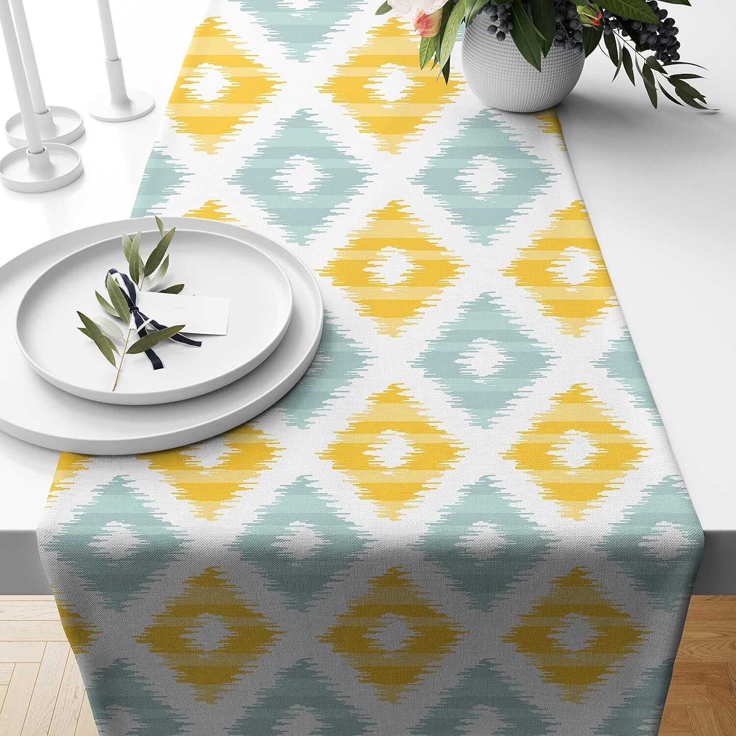 Chemin de table et de lit en polycoton imprimé ikat jaune et turquoise (33 x 152 cm) | Décoration moderne et lavable pour la maison, la salle à manger et le salon