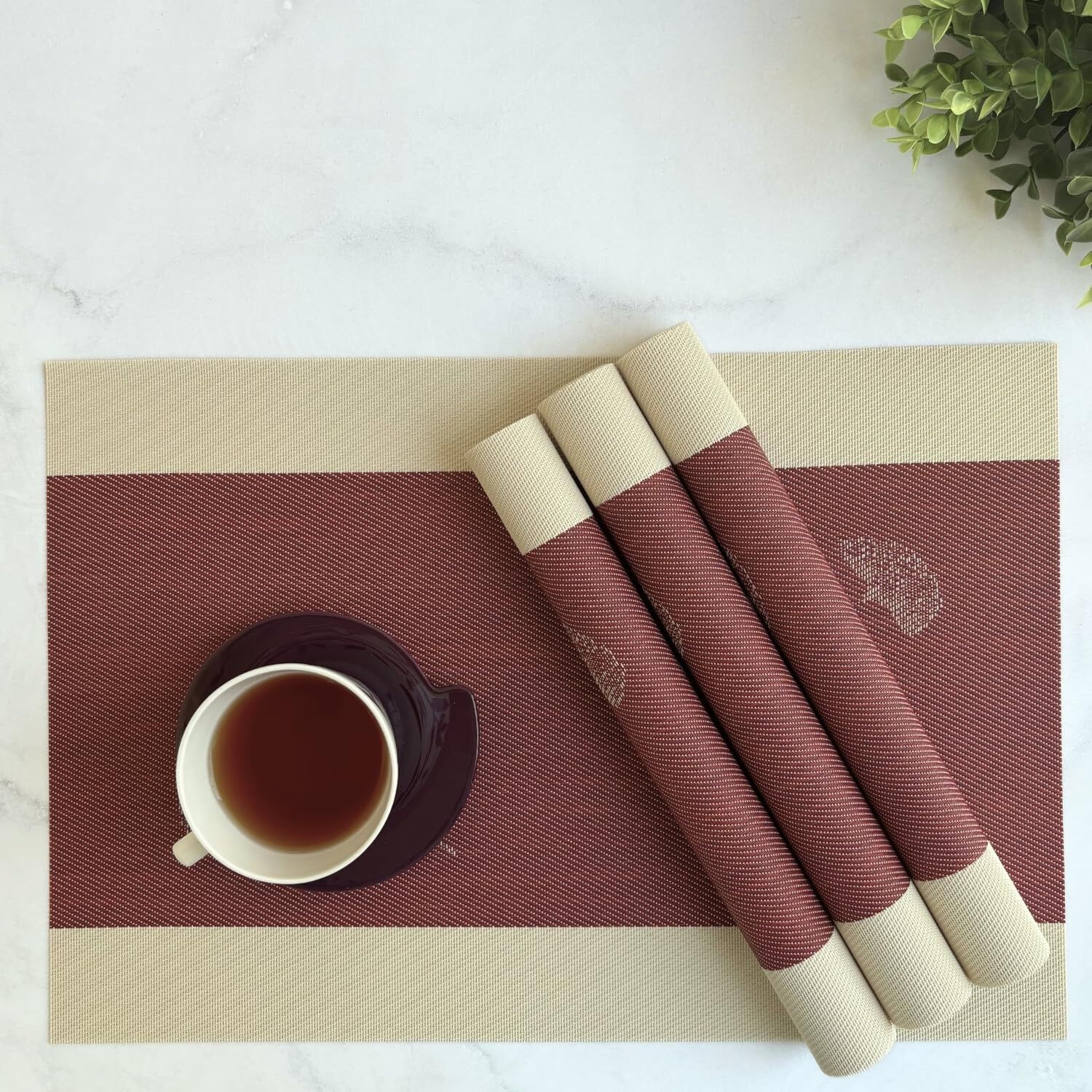 Sets de table en PVC tissé Premium Garnet Bloom (lot de 4) | Antidérapants et faciles à nettoyer | Décoration de table et de cuisine