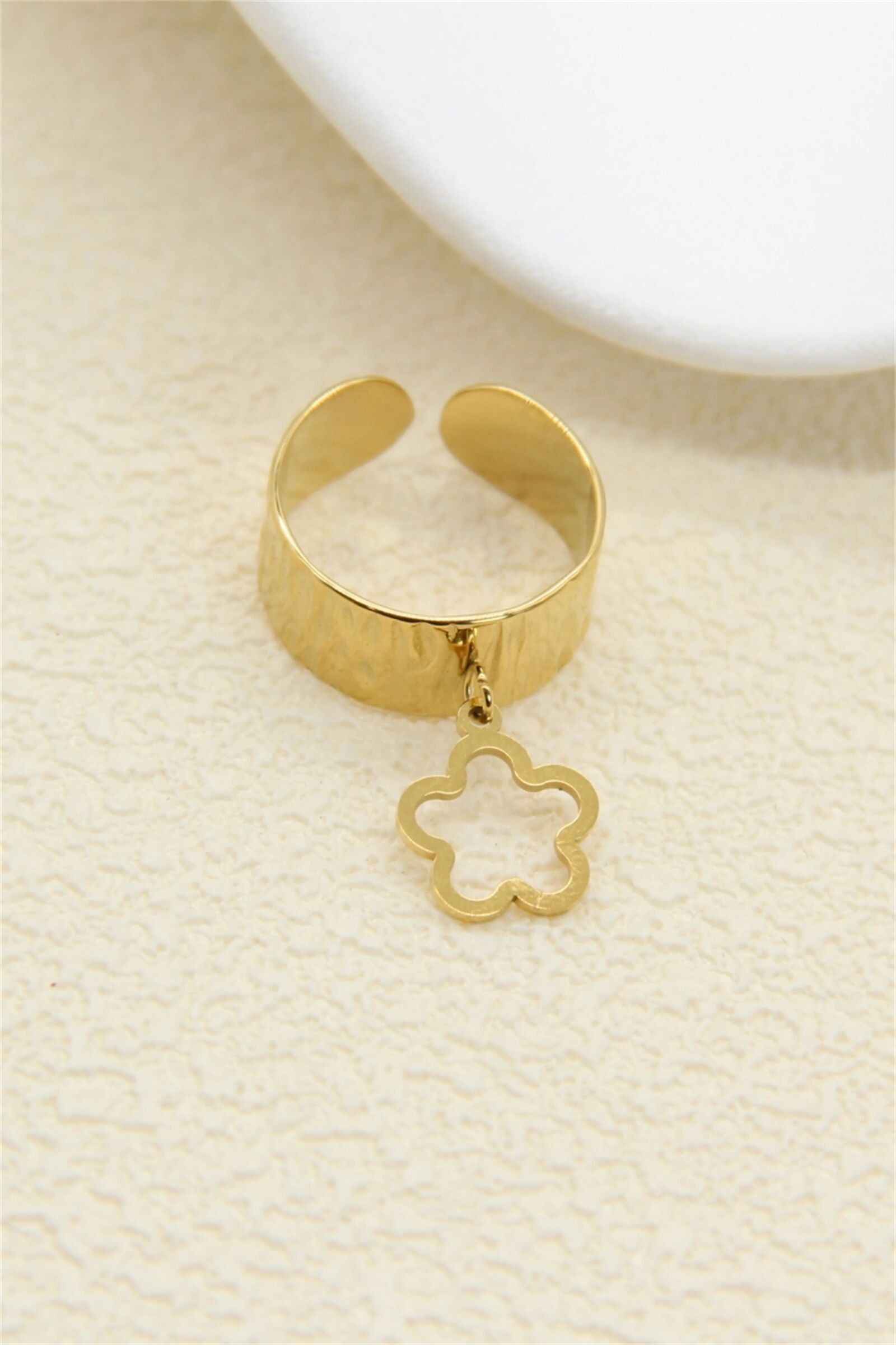 Goldfarbener Ring mit Blumenanhänger – Zart und elegant