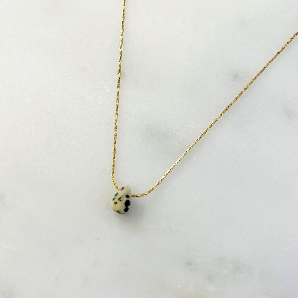 Ainhoa-Halskette – Damenhalskette mit einem tropfenförmigen Halbedelstein aus dalmatinischem Jaspis.