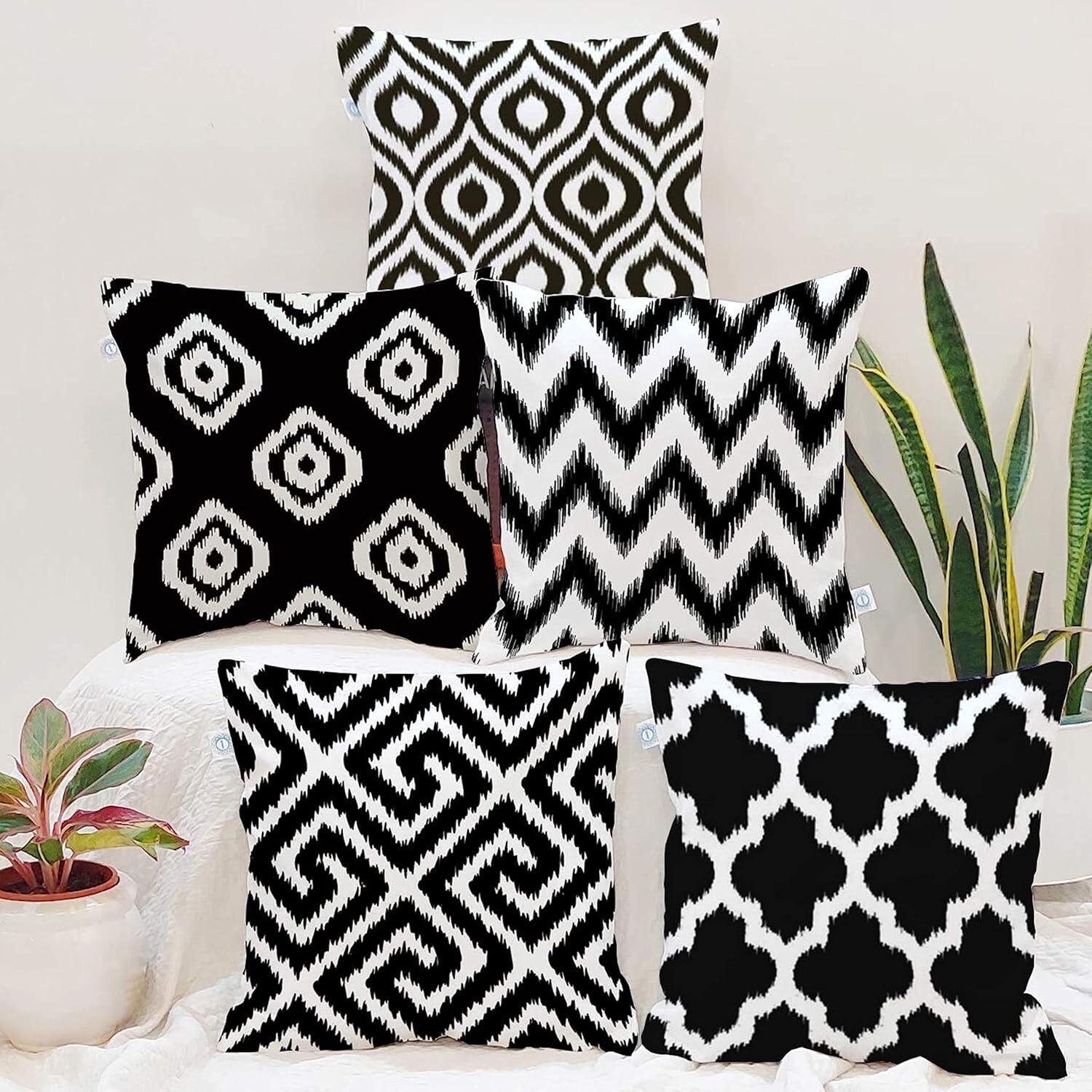 Ensemble de 5 housses de coussin élégantes en polycoton à motif géométrique ikat noir et blanc (40 x 40 cm) | Housses de coussin pour canapé, taies de coussin décoratives