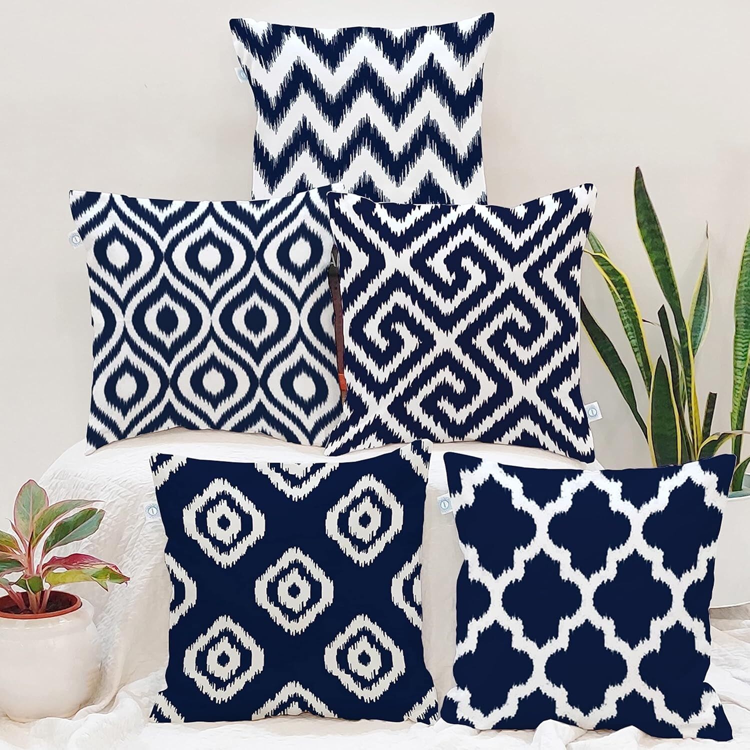 Ensemble de 5 housses de coussin élégantes en polycoton à motif géométrique ikat bleu et blanc (40 x 40 cm) | Décoration pour canapé et salon