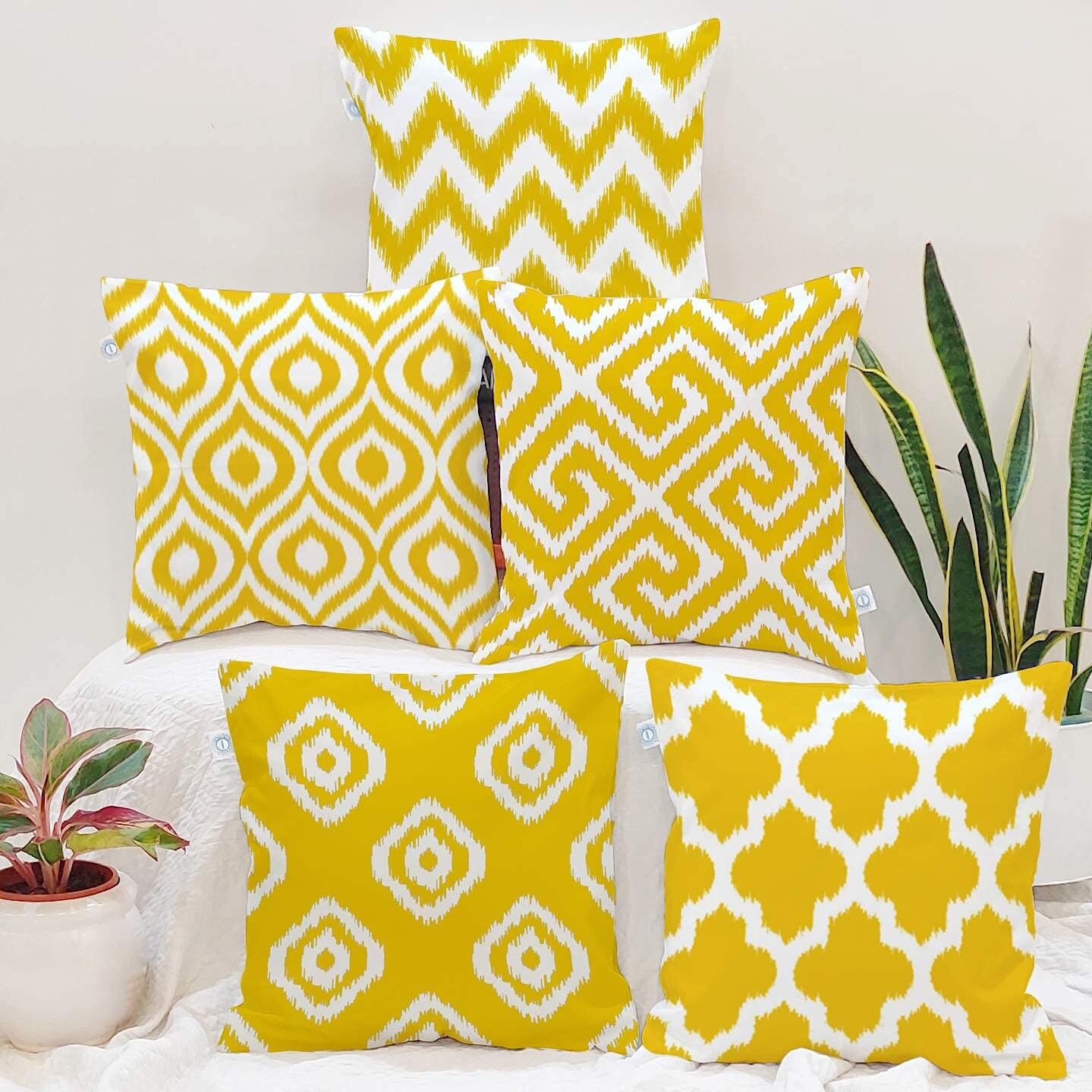 Ensemble de 5 housses de coussin élégantes en polycoton à motif géométrique ikat jaune et blanc (40 x 40 cm) | Taies d'oreiller pour canapé, décoration de salon