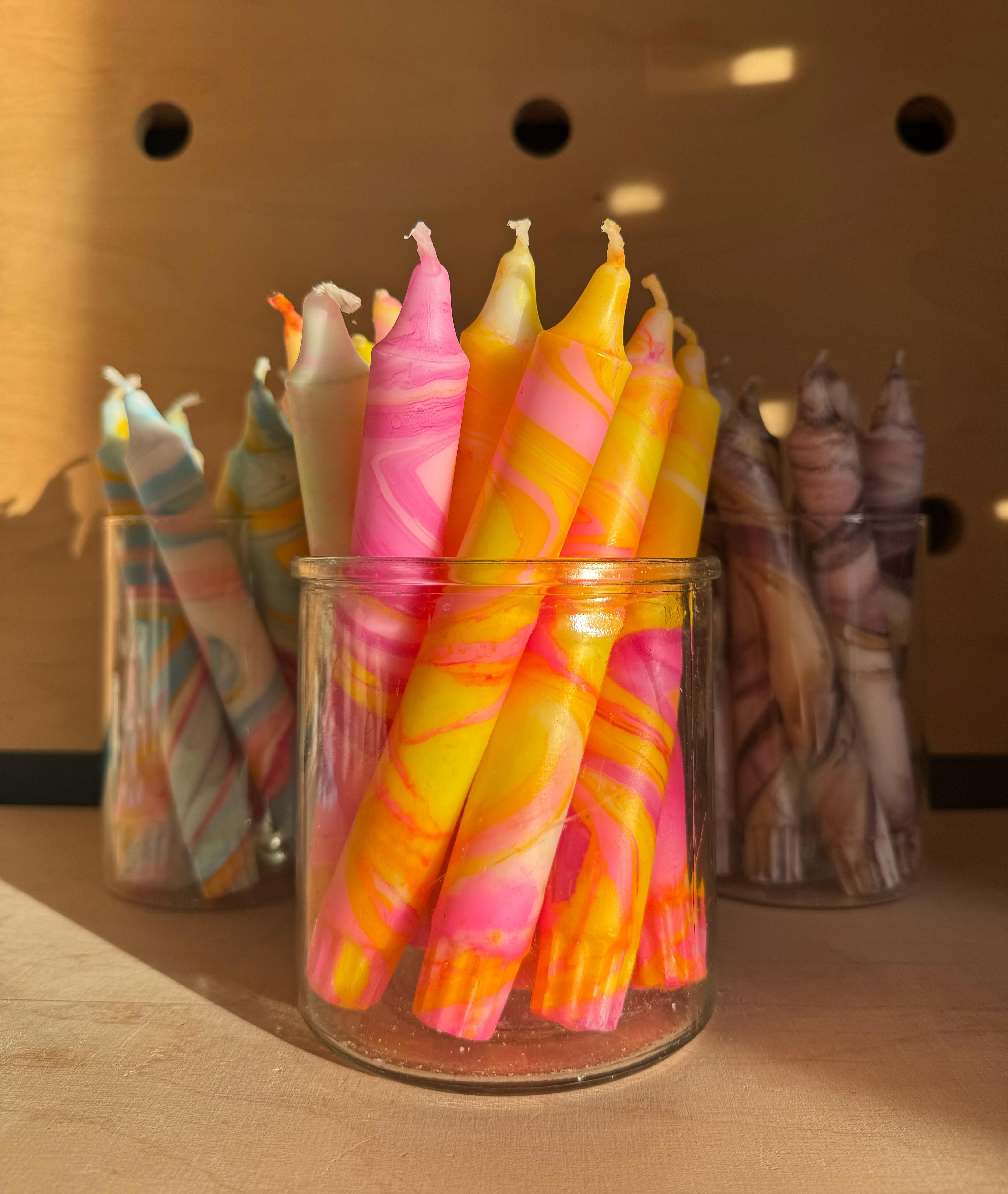 Gelbe und rosa Marmorkerze