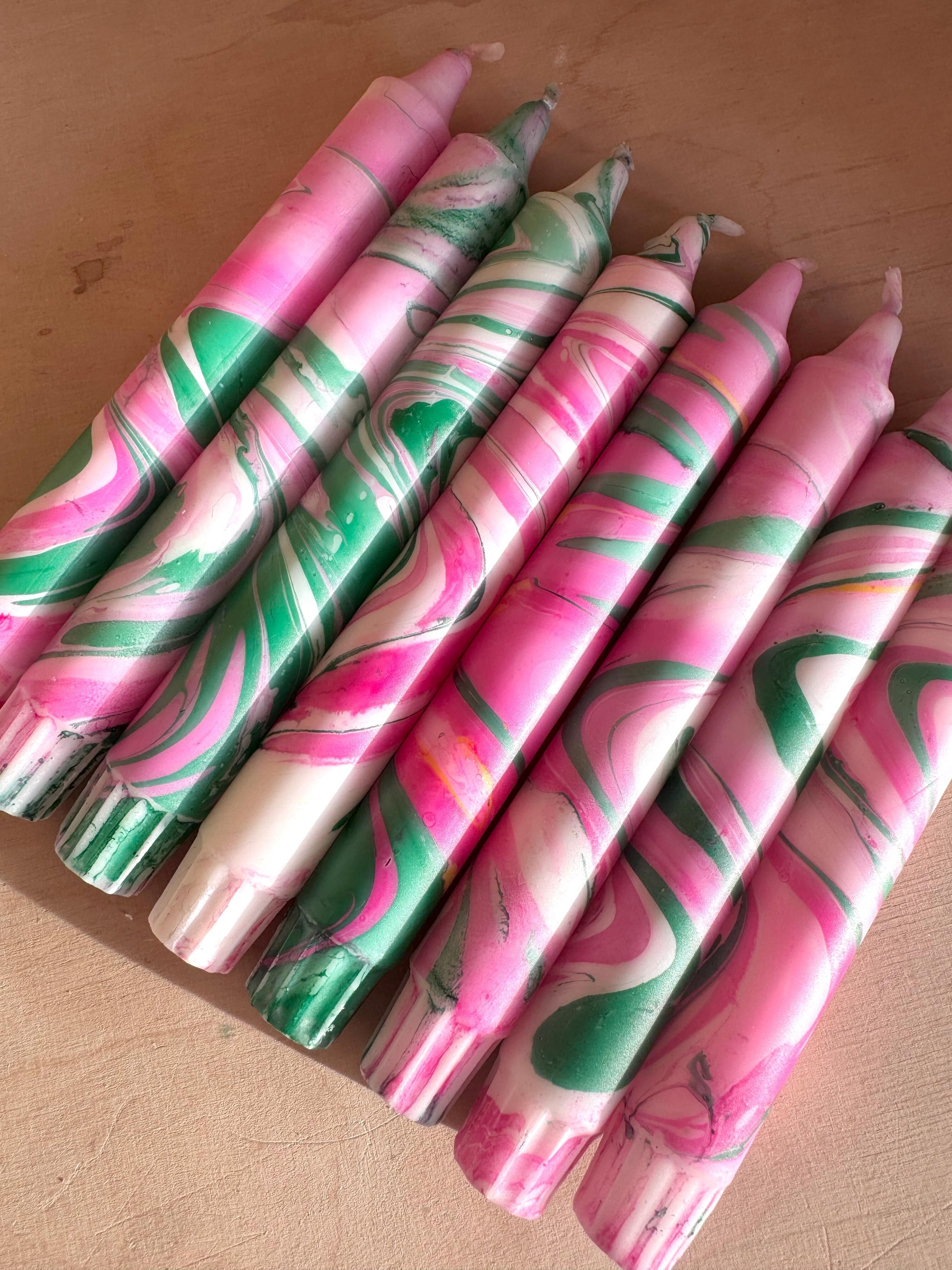 Grüne und rosa Marmorkerze