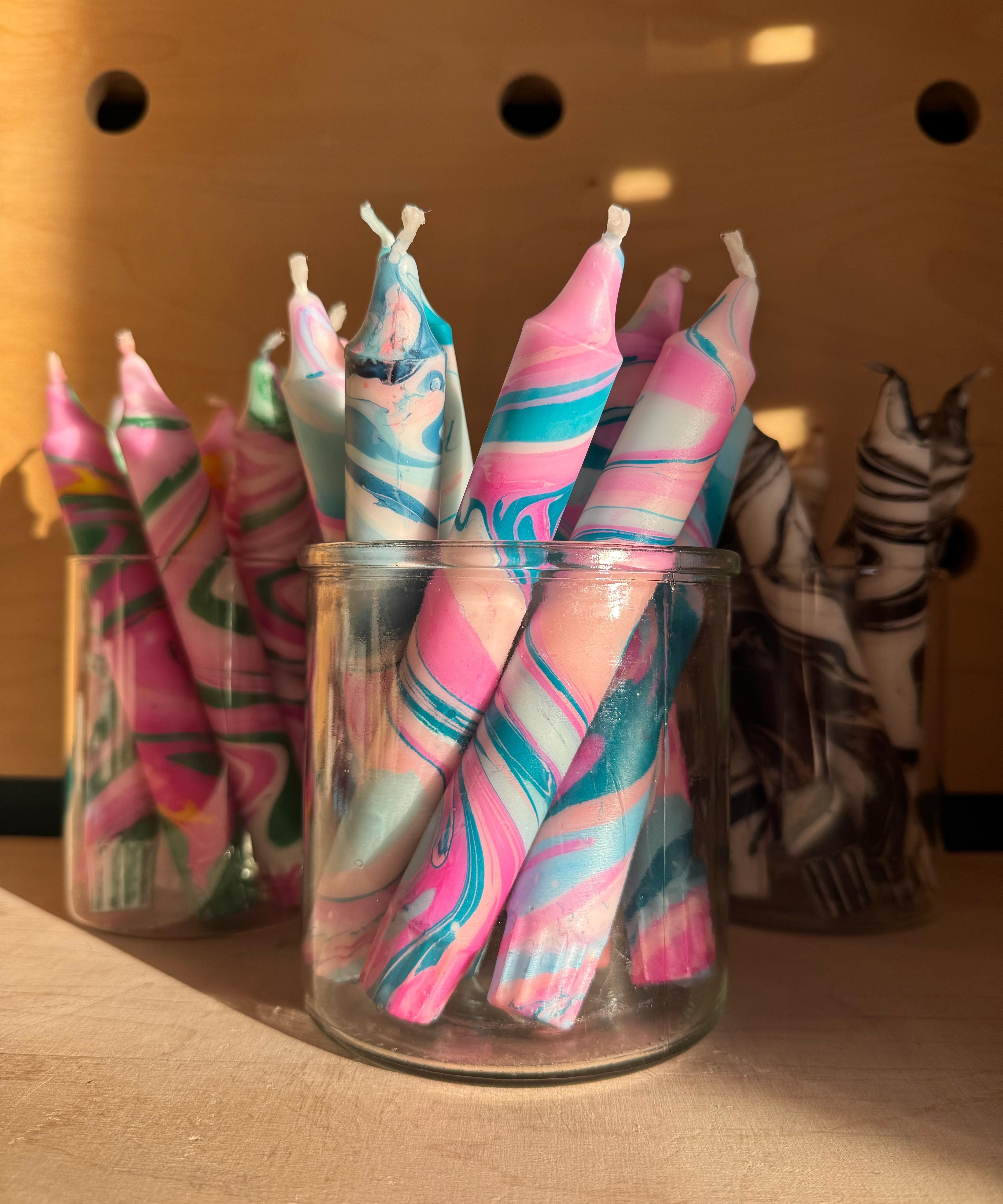 Kerze aus blauem und rosa Marmor