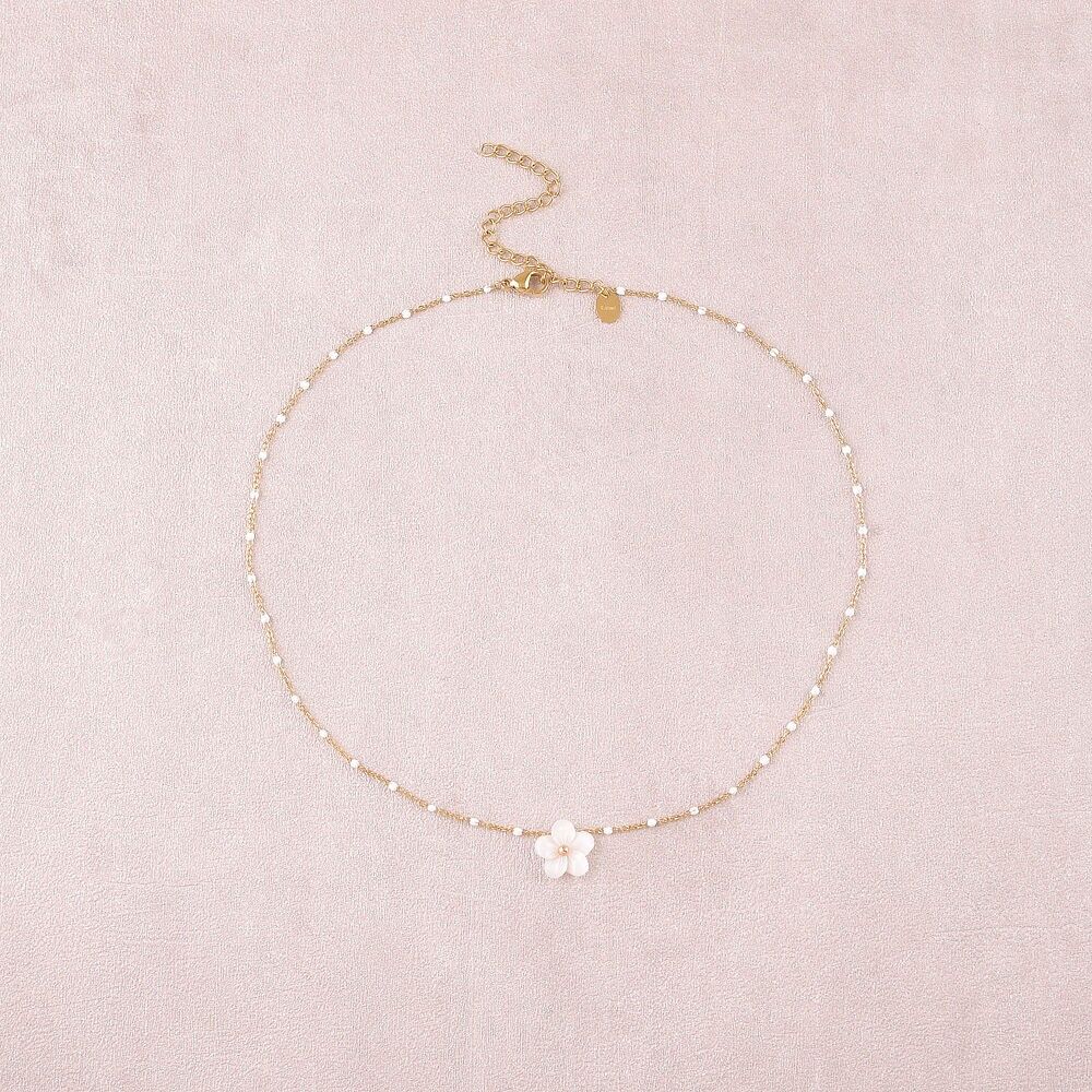 Collier - chaîne aux touches émaillées et fleur nacrée