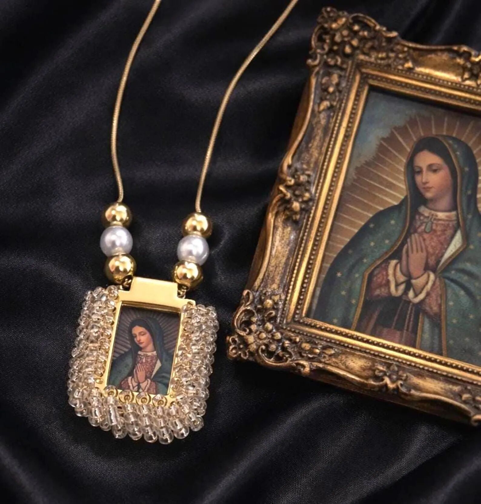 Halskette mit dem Skapulier Unserer Lieben Frau von Guadalupe