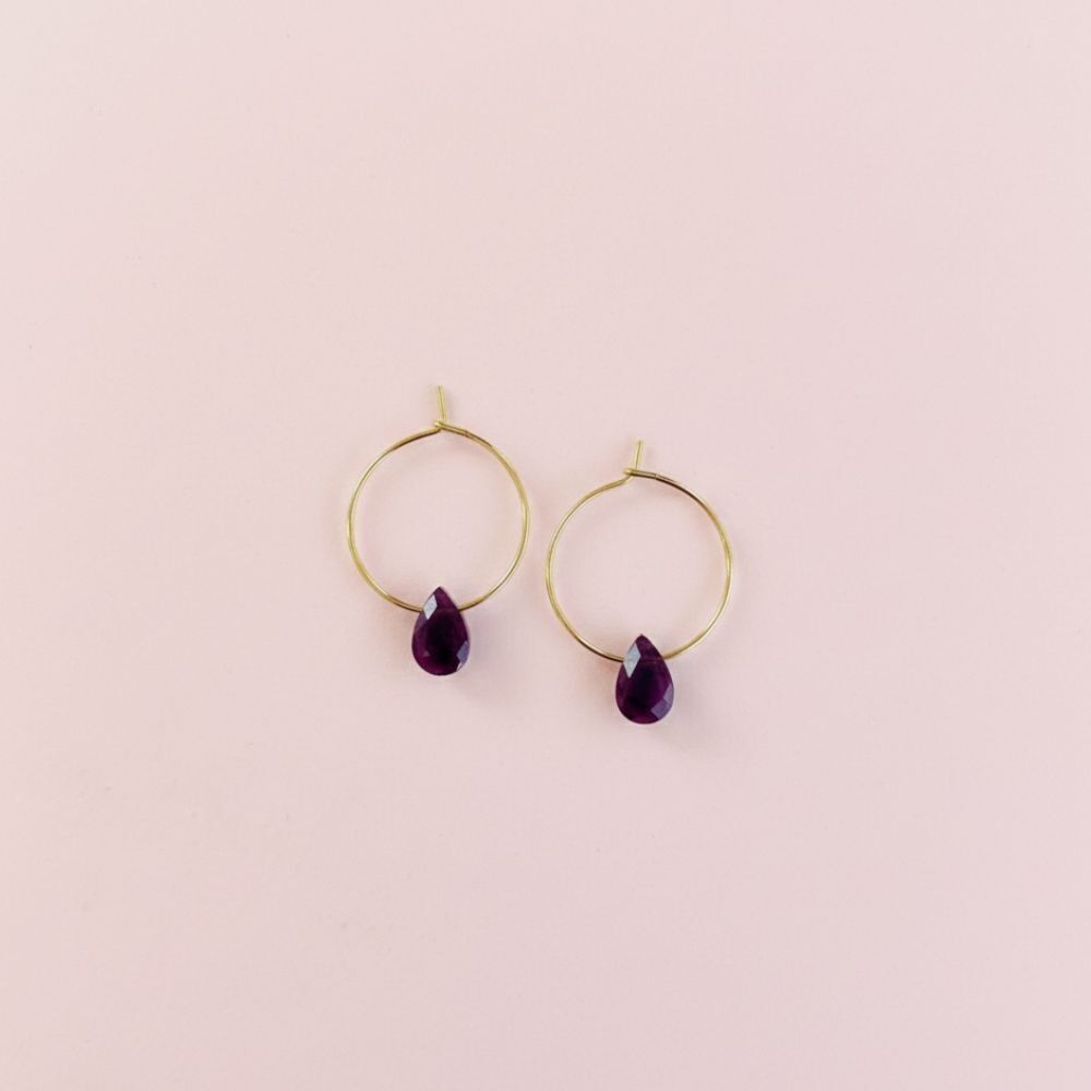 Ainhoa-Ohrringe, handgefertigte Creolen aus vergoldetem Edelstahl mit facettierten, tropfenförmigen Halbedelsteinen aus Lepidolith.