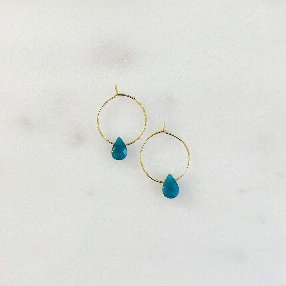 Ainhoa-Ohrringe, handgefertigte Creolen aus vergoldetem Edelstahl mit facettierten Halbedelsteinen in Form eines Tropfens.