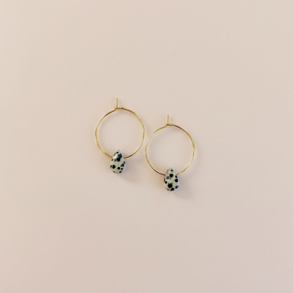 Ainhoa-Ohrringe, handgefertigte Creolen aus vergoldetem Edelstahl mit facettierten, tropfenförmigen Halbedelsteinen aus dalmatinischem Jaspis.