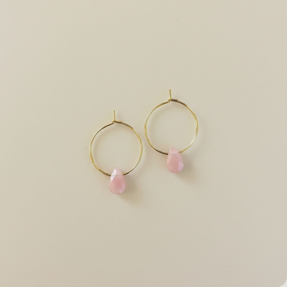 Ainhoa-Ohrringe, handgefertigte Creolen aus vergoldetem Edelstahl mit facettierten, tropfenförmigen Erdbeerquarz-Halbedelsteinen