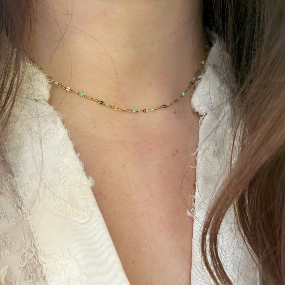 Lucia-Halskette, Damenhalskette aus 18-karätig vergoldetem Edelstahl mit grünen Harzperlen