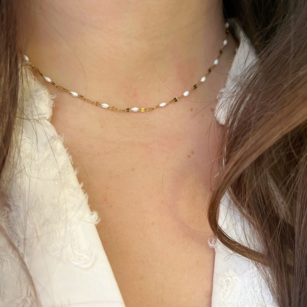 Lucia-Halskette, Damenhalskette aus 18-karätig vergoldetem Edelstahl mit weißen Harzperlen