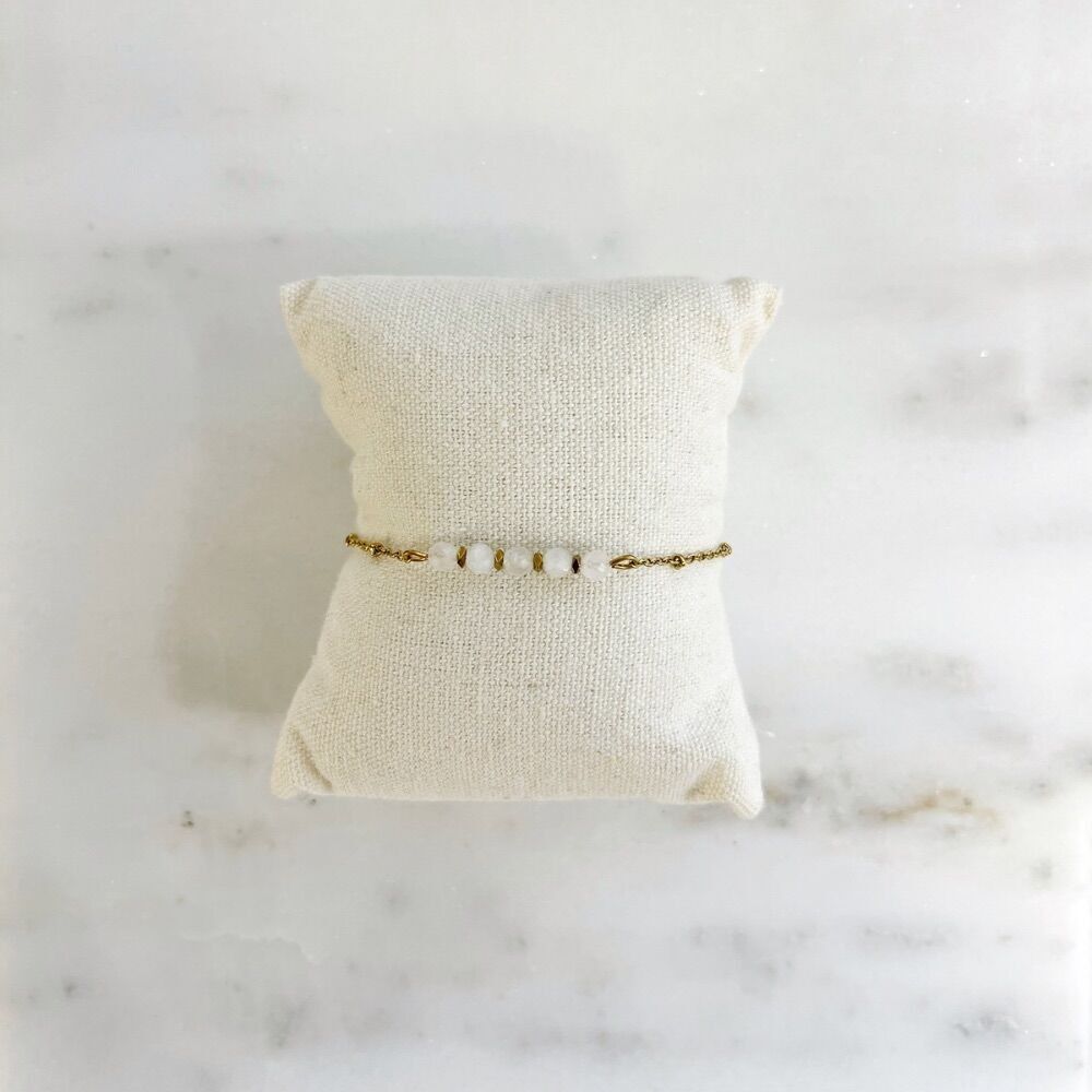 Juliette-Armband für Damen, vergoldetes Edelstahlarmband mit Halbedelsteinen aus Goldhämatit und Opalin