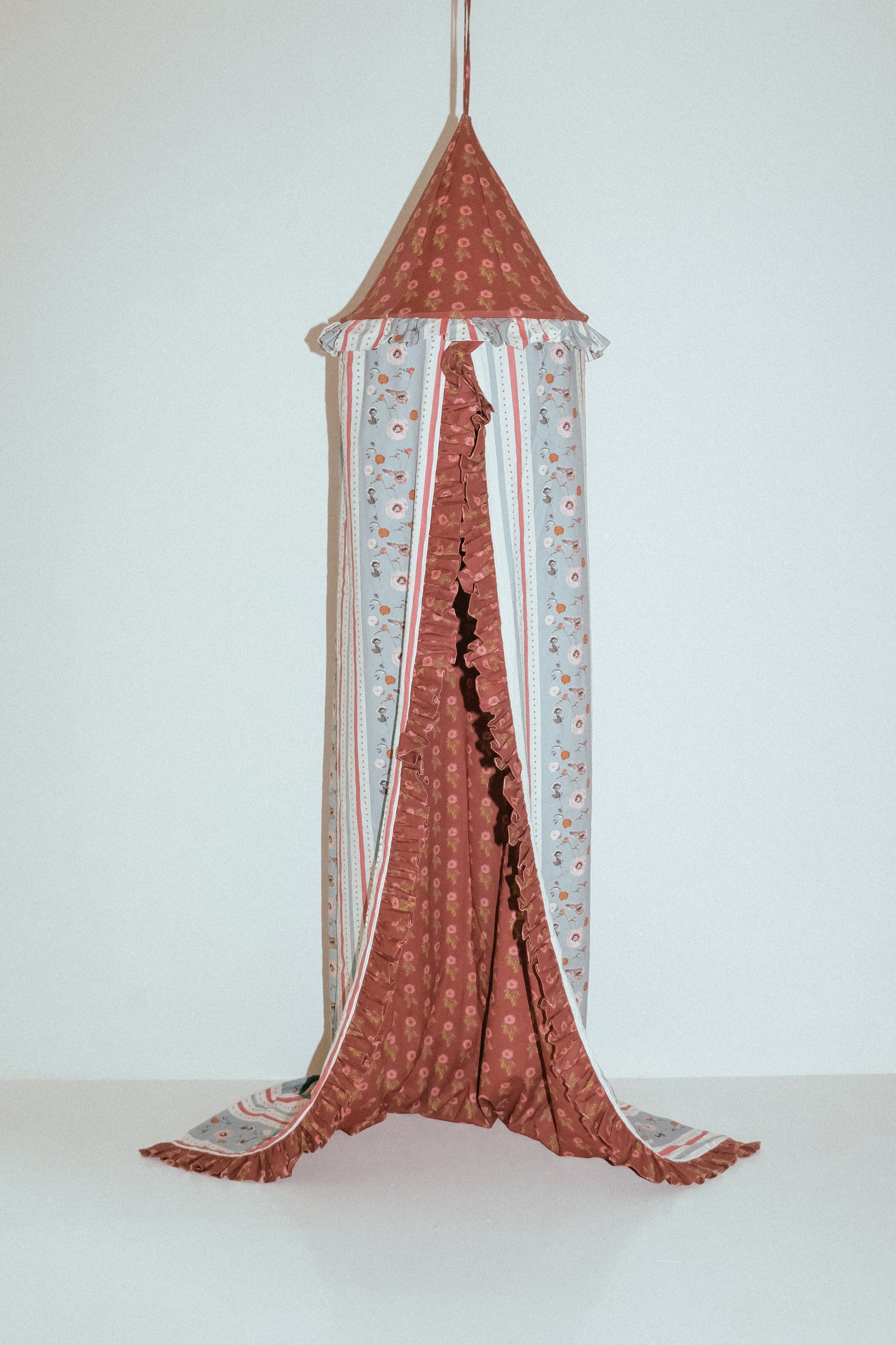 Kinderbetthimmel – Rot und Blau