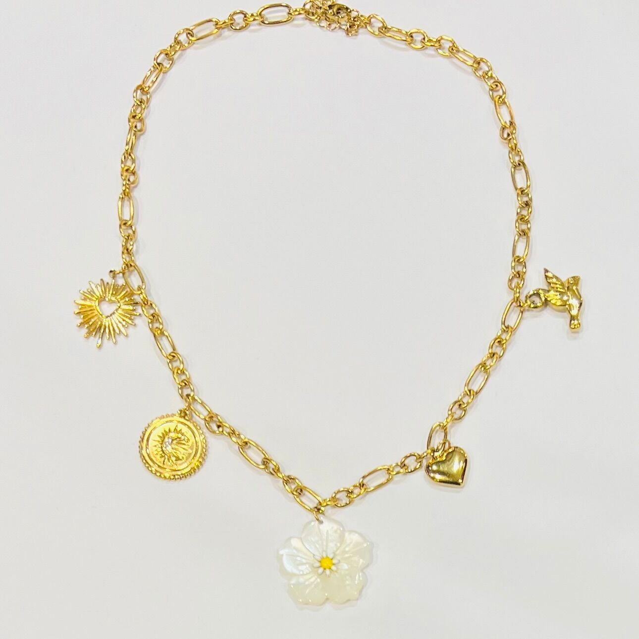 Stahlkettenhalskette mit Gliederanhängern, Ex-Voto-Herzmünze