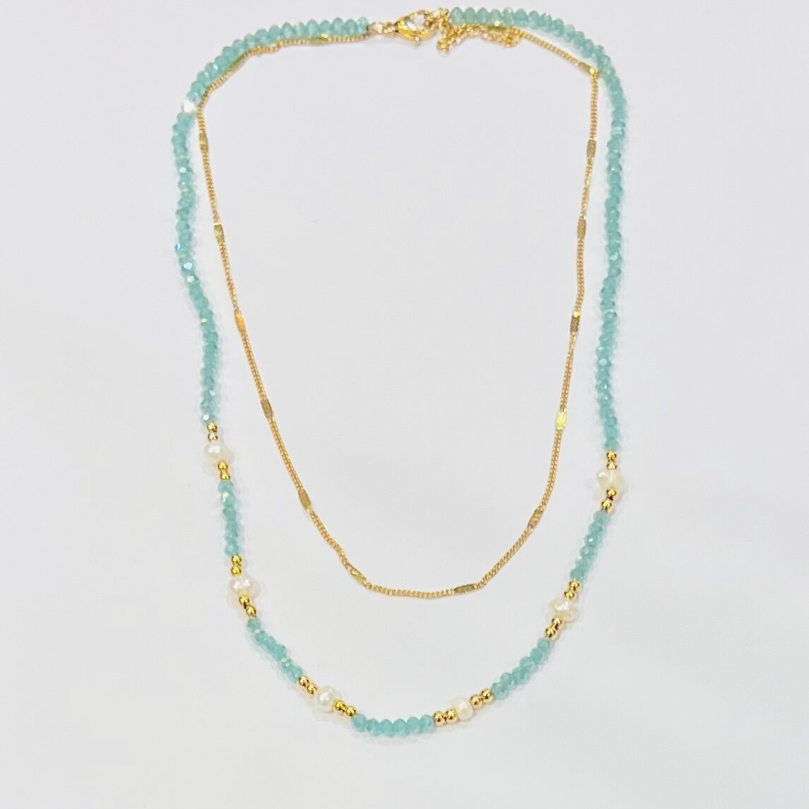 Halskette aus Stahlkette mit doppelfacettierten Perlen und Perlmuttperlen