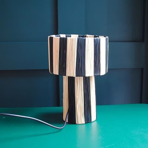 Lámpara de mesa bohemia de rafia marroquí a rayas negras de 26 cm con accesorios