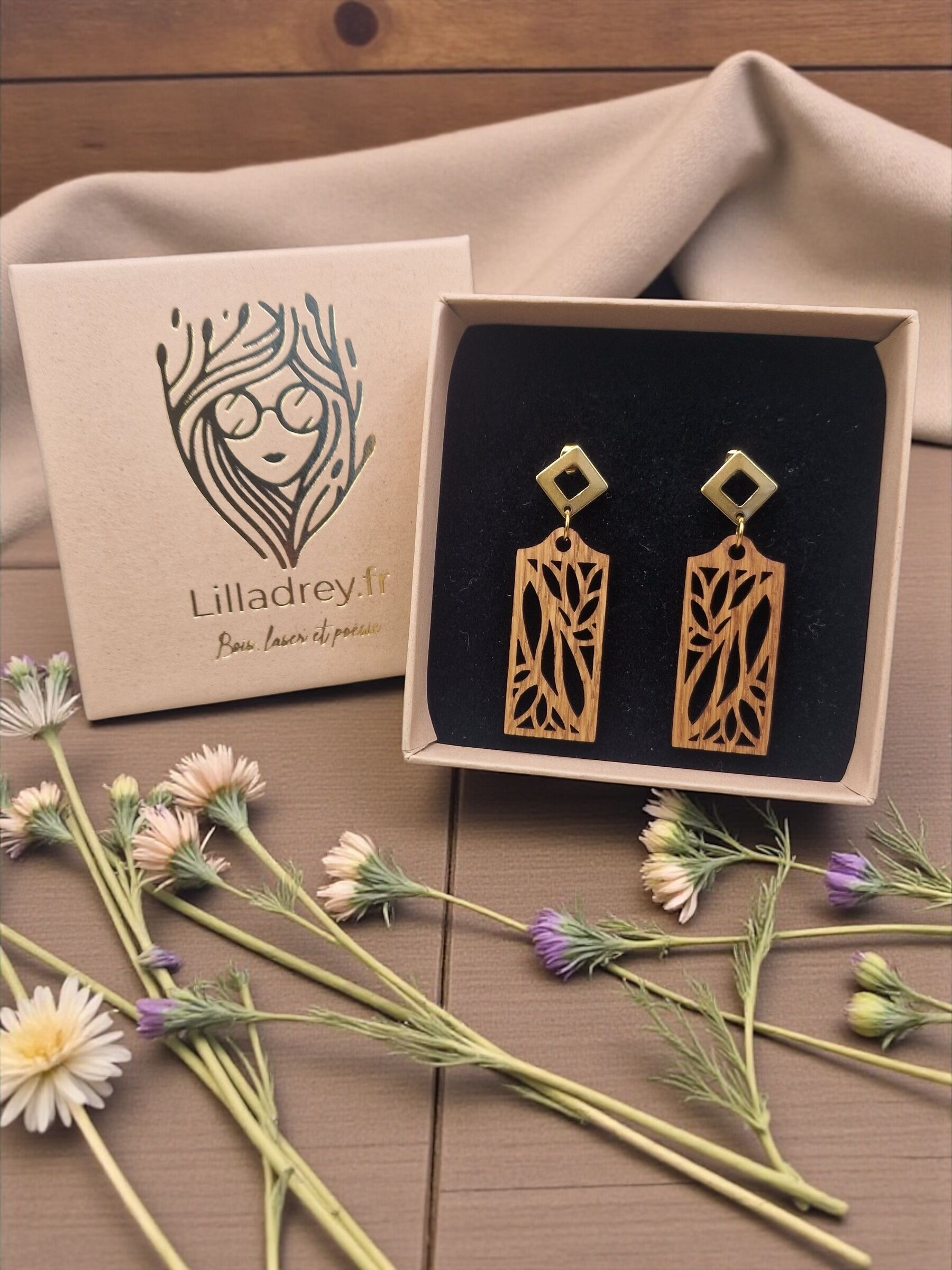 Solid wood earrings – Aja – Wood & 18k gold-plated stainless steel – Natural