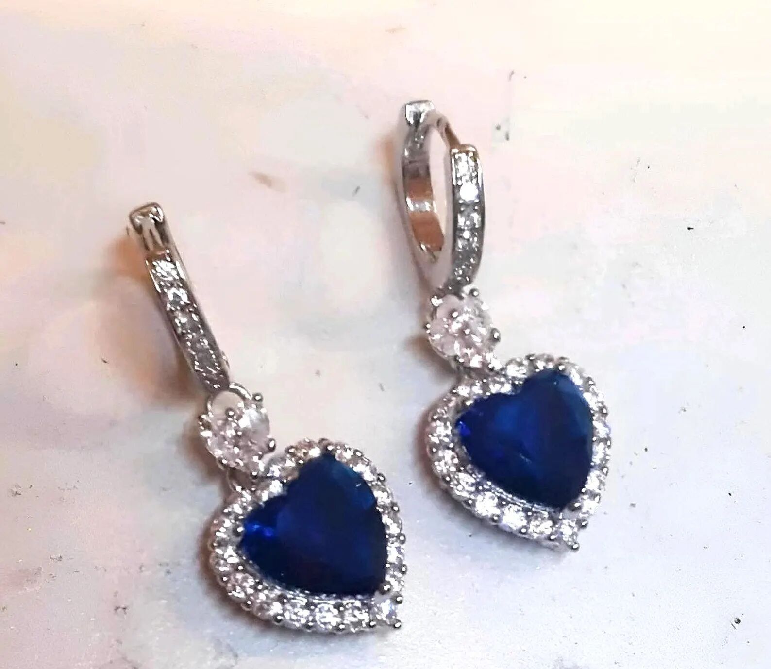 Elegante blaue Herzohrringe – inspiriert von Hollywood und der Titanic