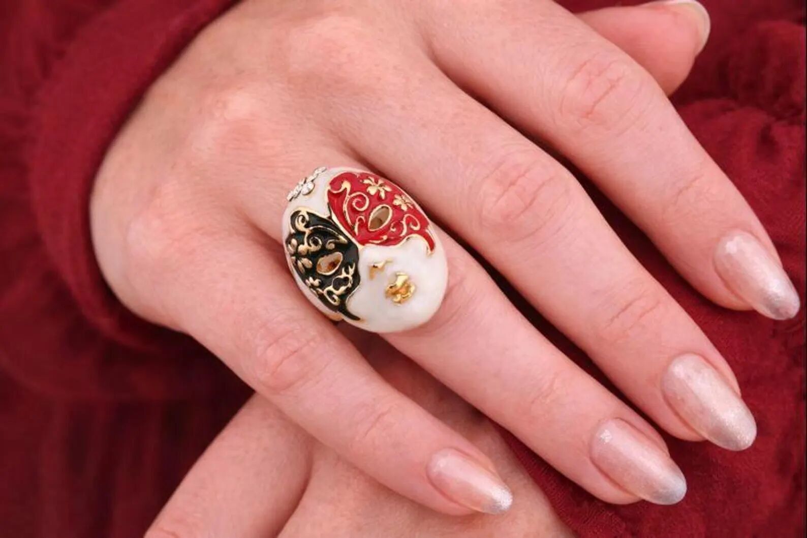 Venezianischer Maskenring, Emaille