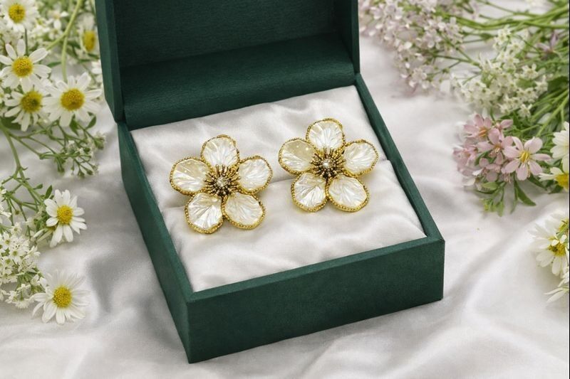Orecchini a forma di fiore perlato