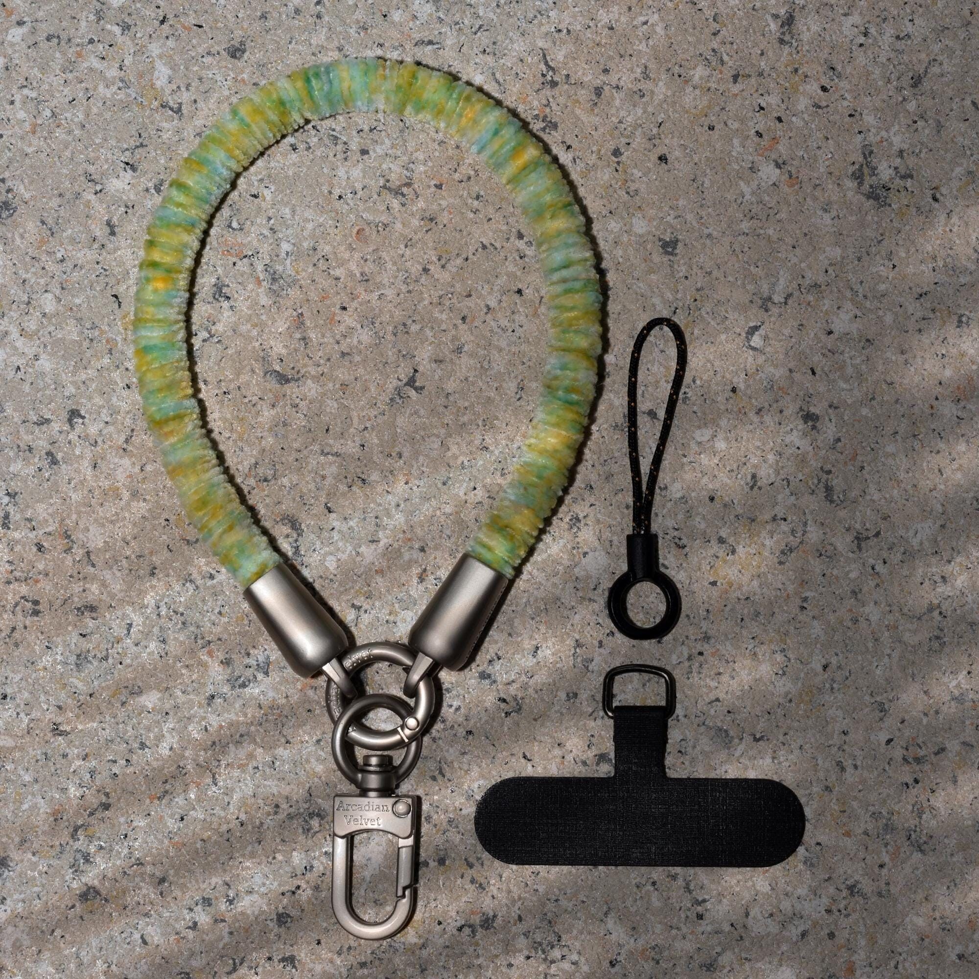 Lanière de téléphone en laine duveteuse faite main – Breloque dégradée jaune-vert