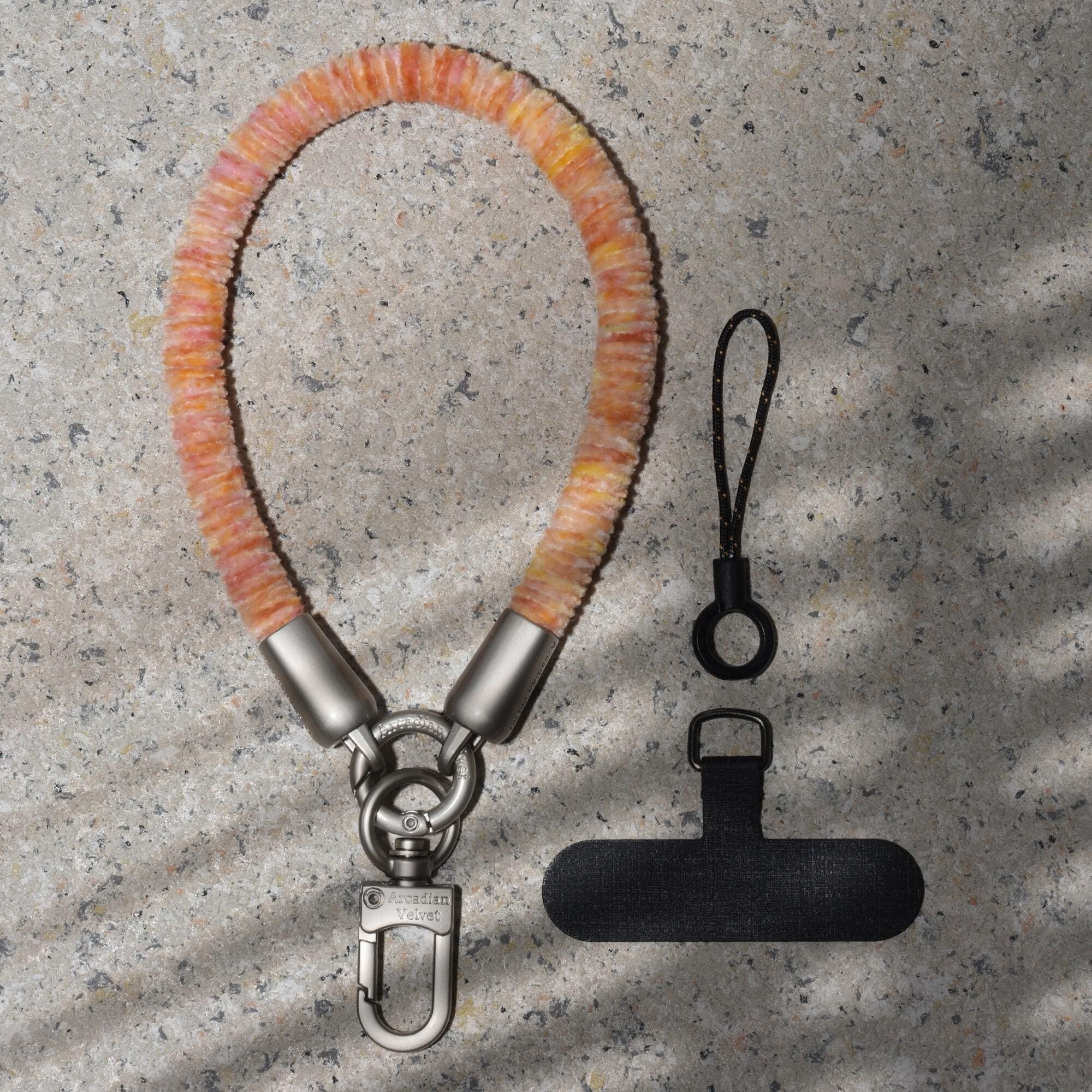 Lanière de téléphone en laine duveteuse faite main – Breloque rose et orange duveteuse