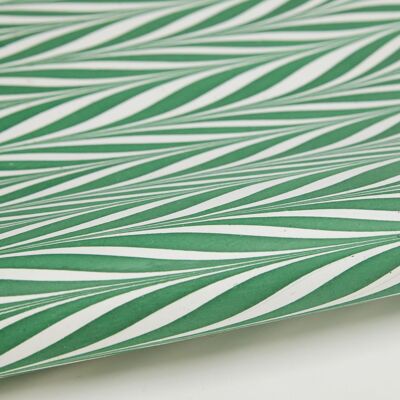 Feuille d'emballage cadeau marbrée à la main - Candy Stripes Green