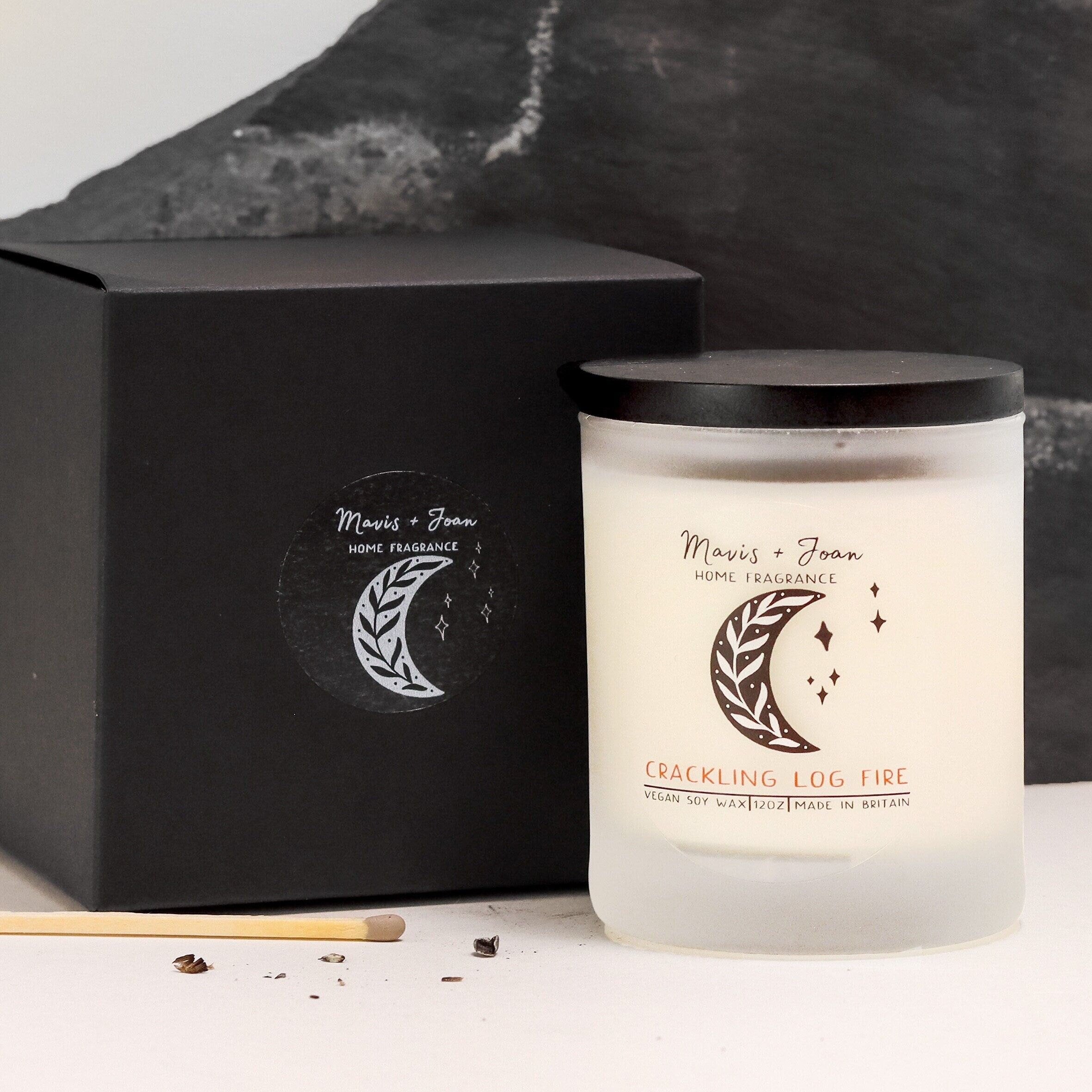 Crackling log fire soy wax candle - Cosy campfire scent.