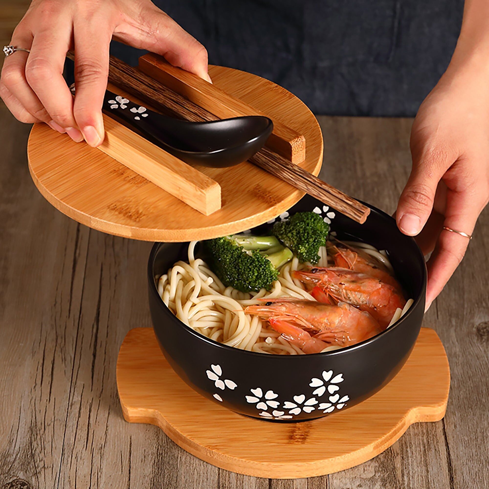 Ramen bowl with bamboo lid
