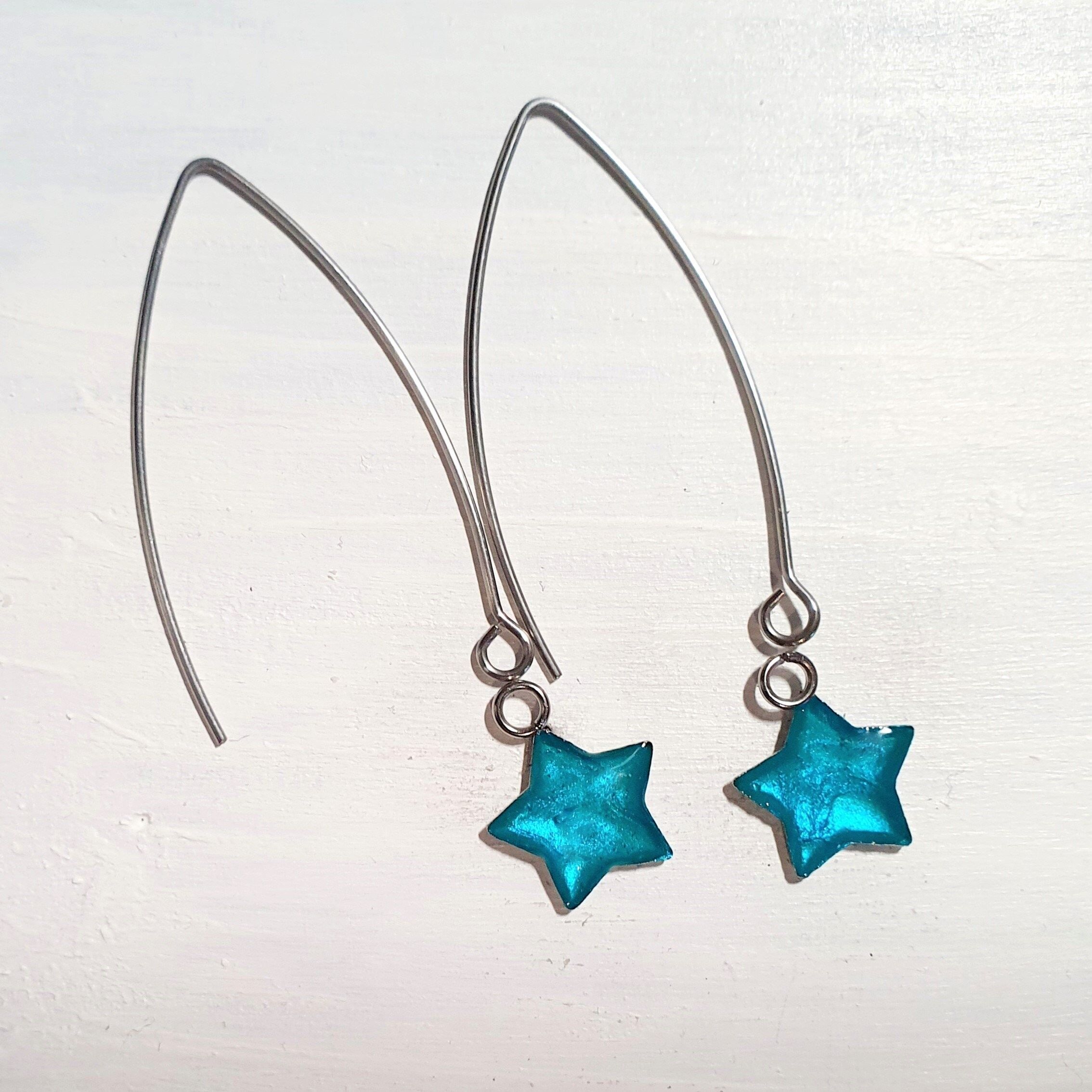 Aretes largos con forma de estrella y alambre - Aguamarina iridiscente, SKU926