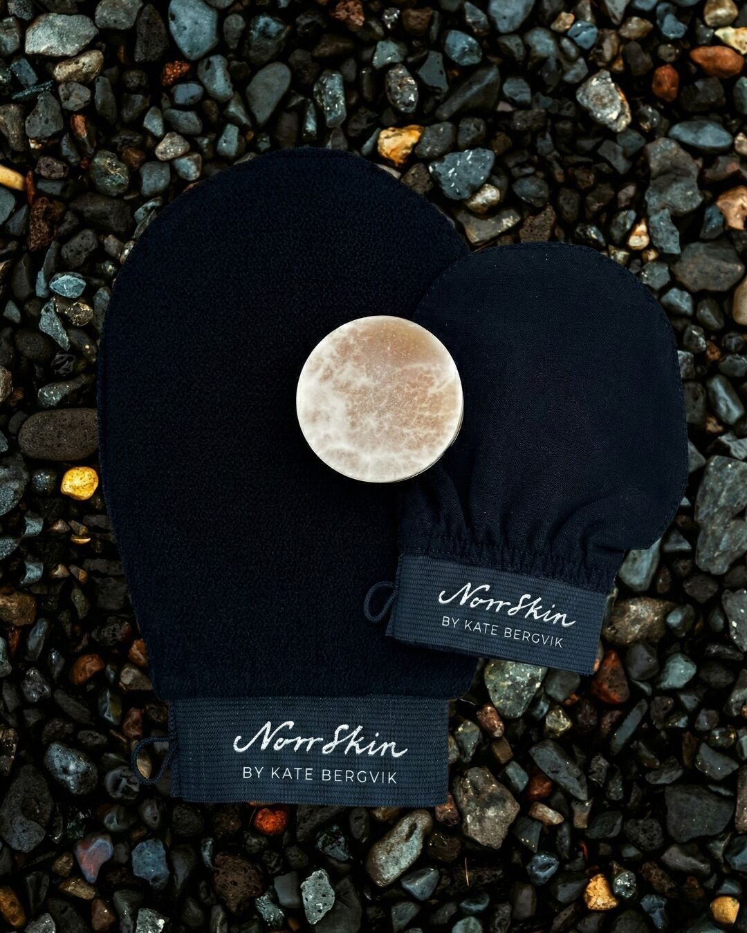 ENSEMBLE DE GANTS EXFOLIANTS NORDIC PEEL – 2 gants exfoliants de qualité supérieure pour le visage et le corps + savon détoxifiant offert